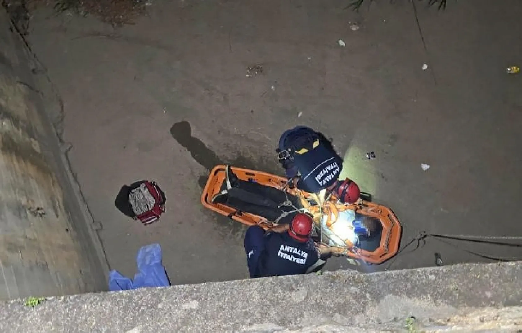 Gece yarısı dehşeti! Köprüye çıkan genç beton zemine düştü