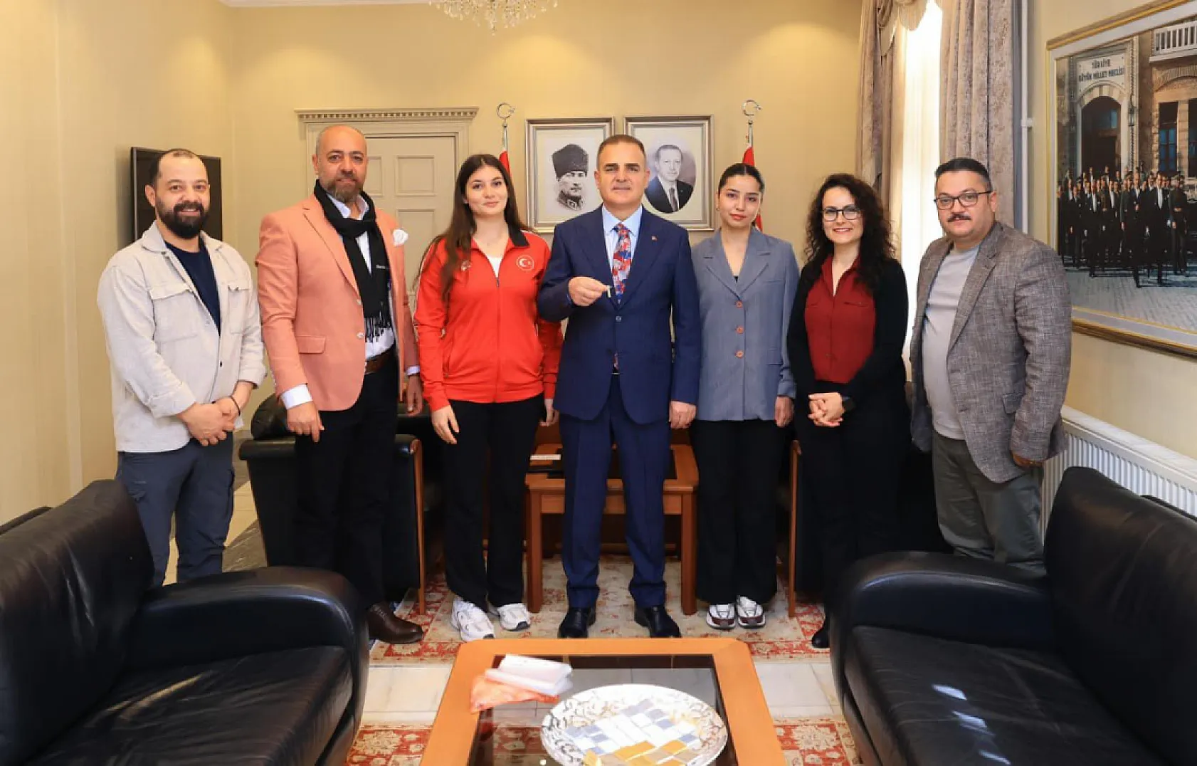 Beşkaza Keneş'inden Muğla Valisi Akbıyık'a 'Çıtlık Oyma Geleneği' sunumu