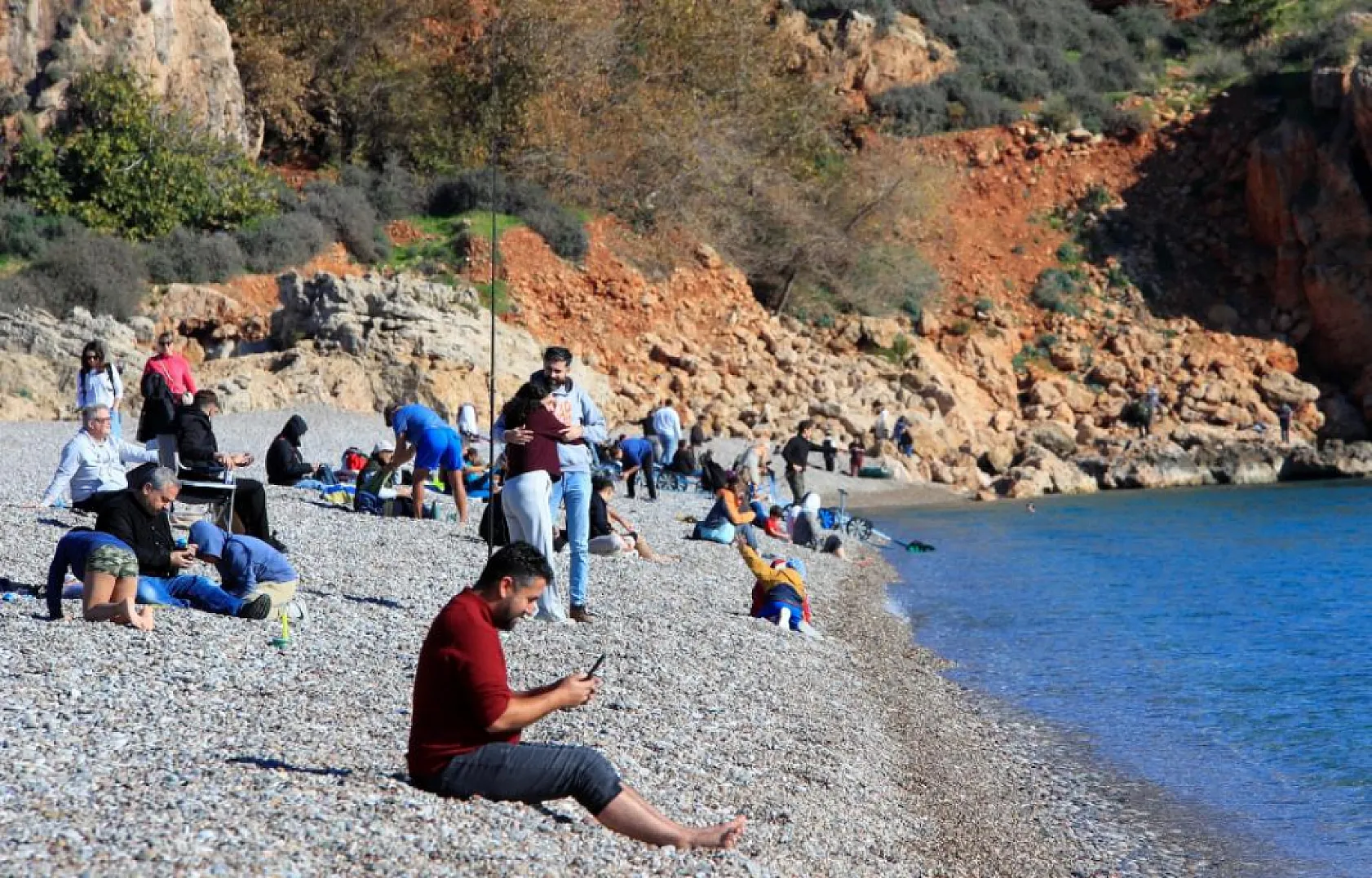 Türkiye karla mücadele ederken Antalya'da deniz sefası