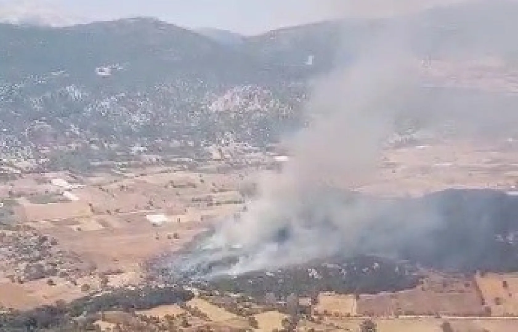 Burdur'da tarlada çıkan yangın ormanlık alana sıçradı