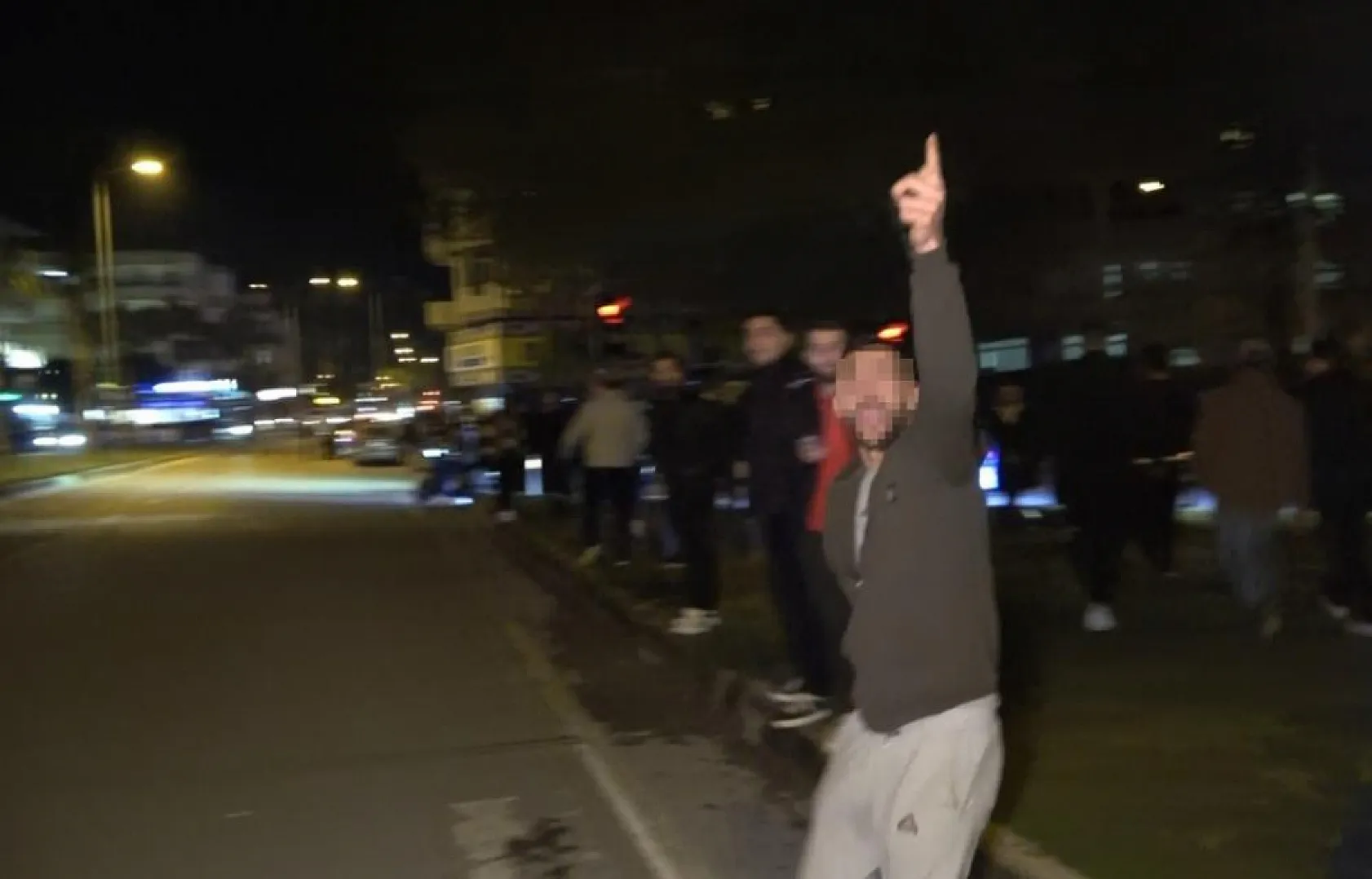 Köprüye çıkan kadını polis ölümün ucundan aldı, izleyenlerin arasından çıkan sözler pes dedirtti