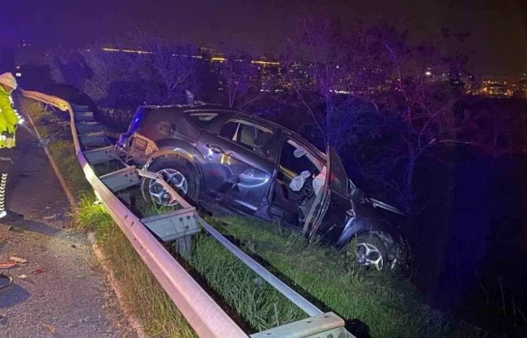 Kontrolden çıkan otomobil bariyerleri aşarak yol kenarına uçtu, 1 yaralı