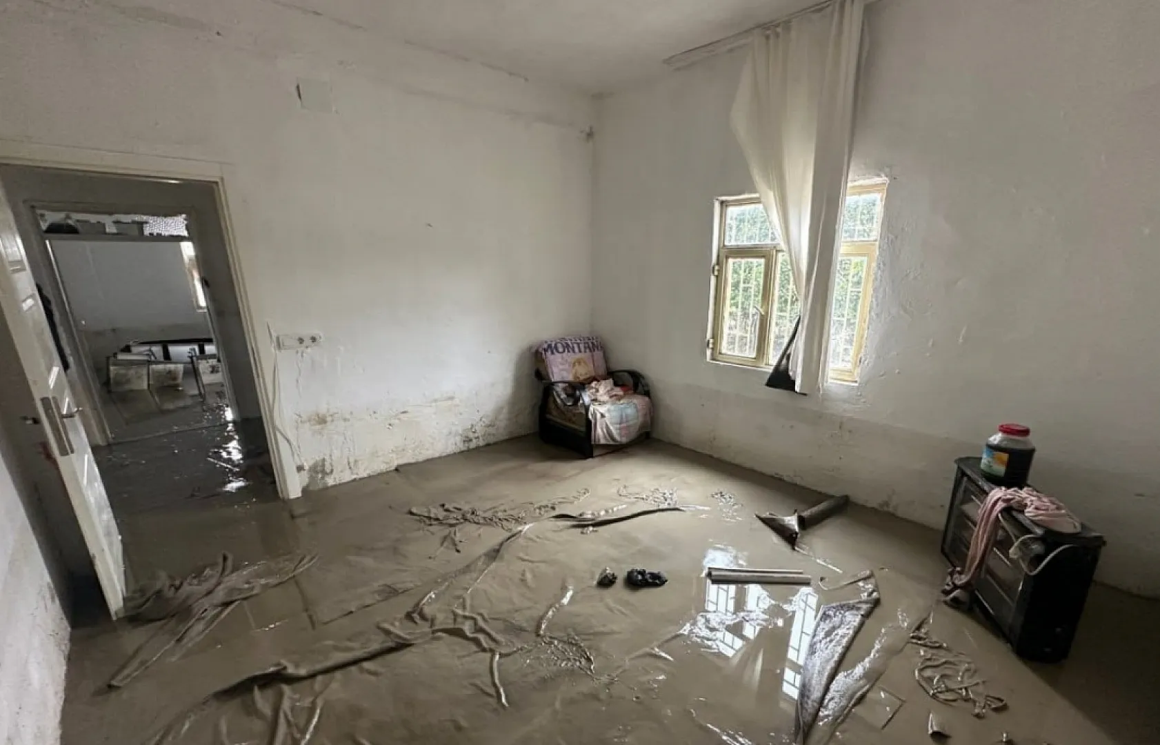 Muğla'nın Seydikemer ilçesinde su basan evlerdeki temizlik çalışmaları sürüyor