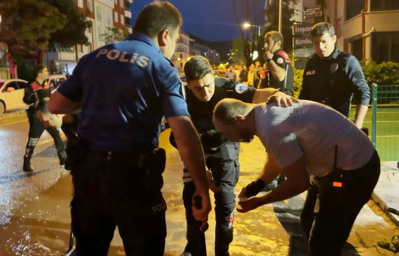 Öfkeli baba, kızını rahatsız eden gencin kulağını kesti: 1'i polis 2 yaralı