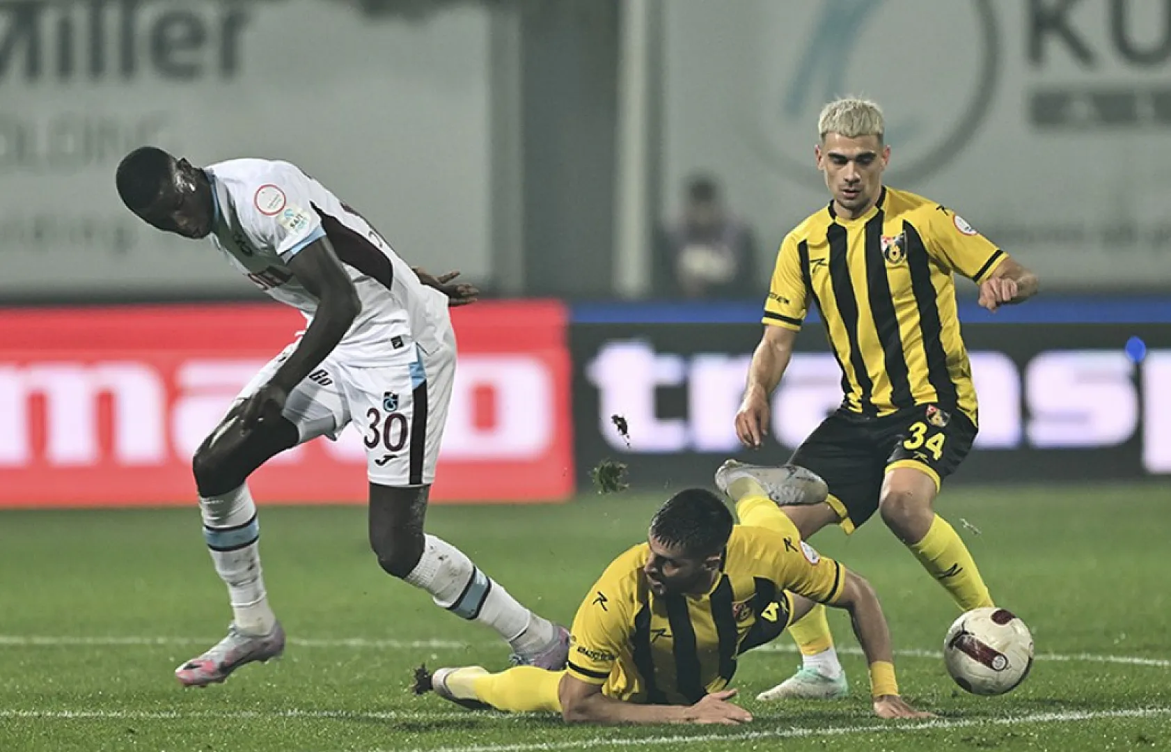 Türk futbolunda sıkıntılar bitmiyor! Başkan takımını sahadan çekti, maç yarıda kesildi