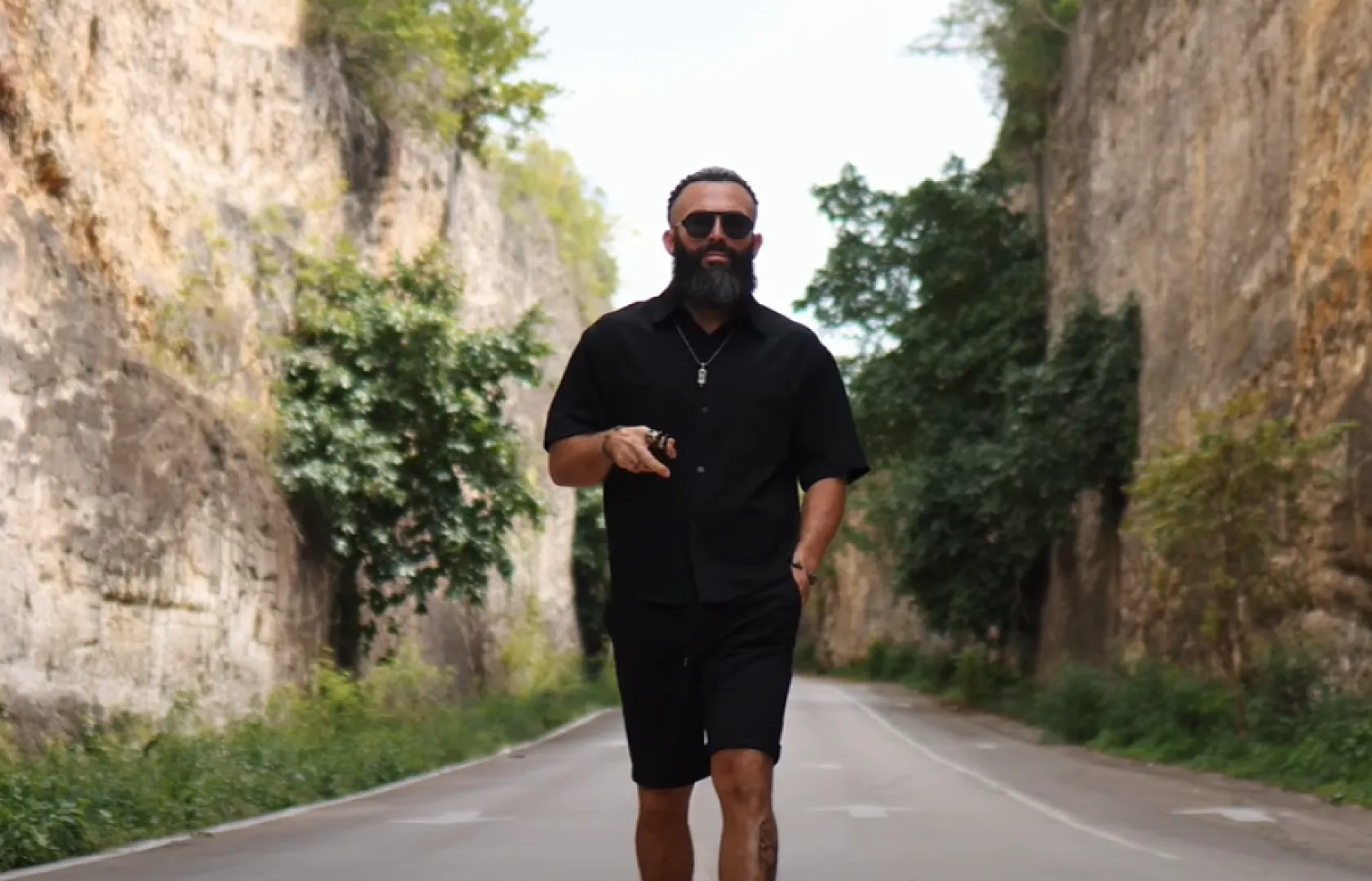 Yangında evini kaybeden Survivor Turabi şarkı çıkardı