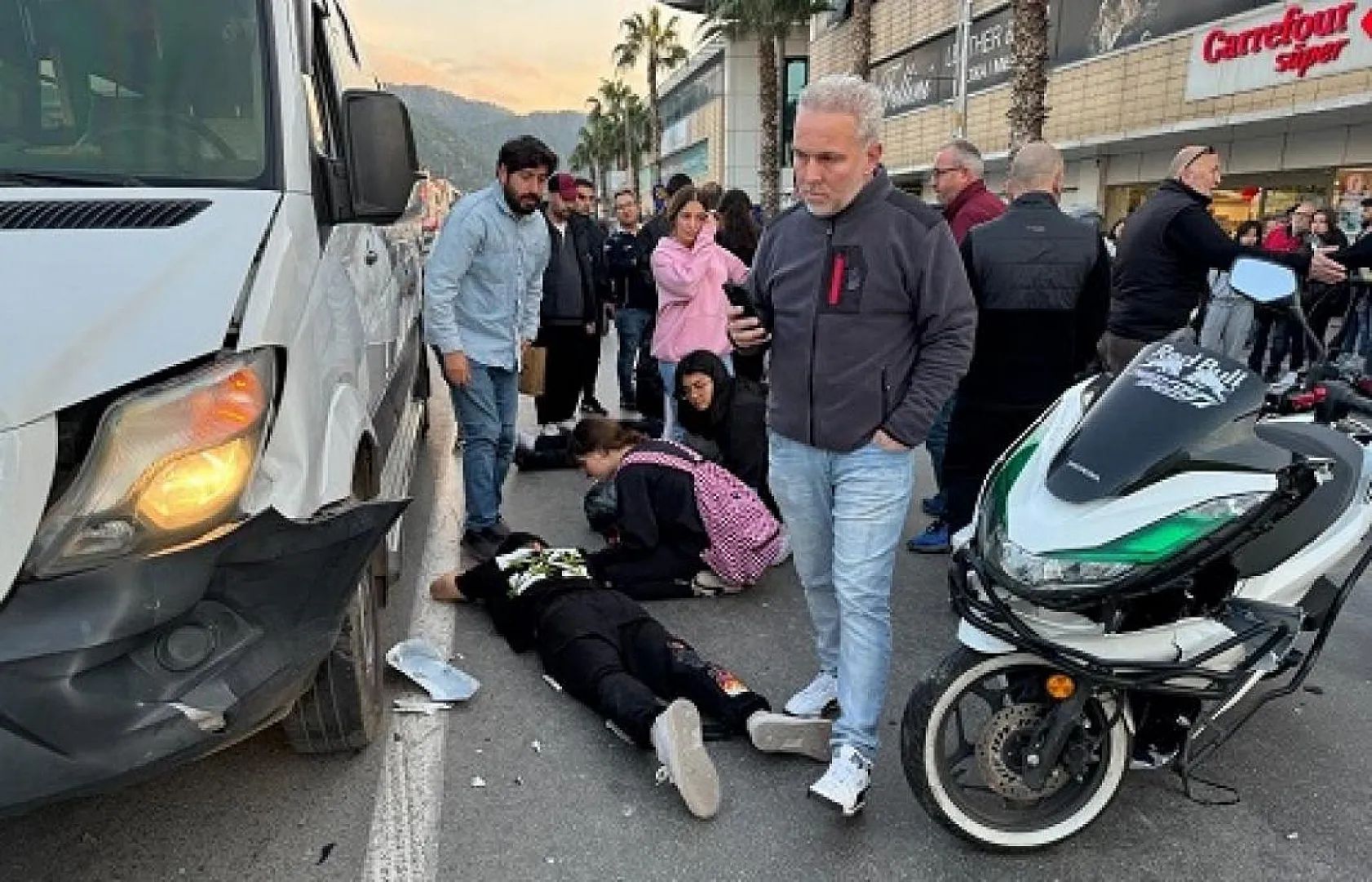 Fethiye'de minibüs ile motosiklet çarpıştı, 2 yaralı