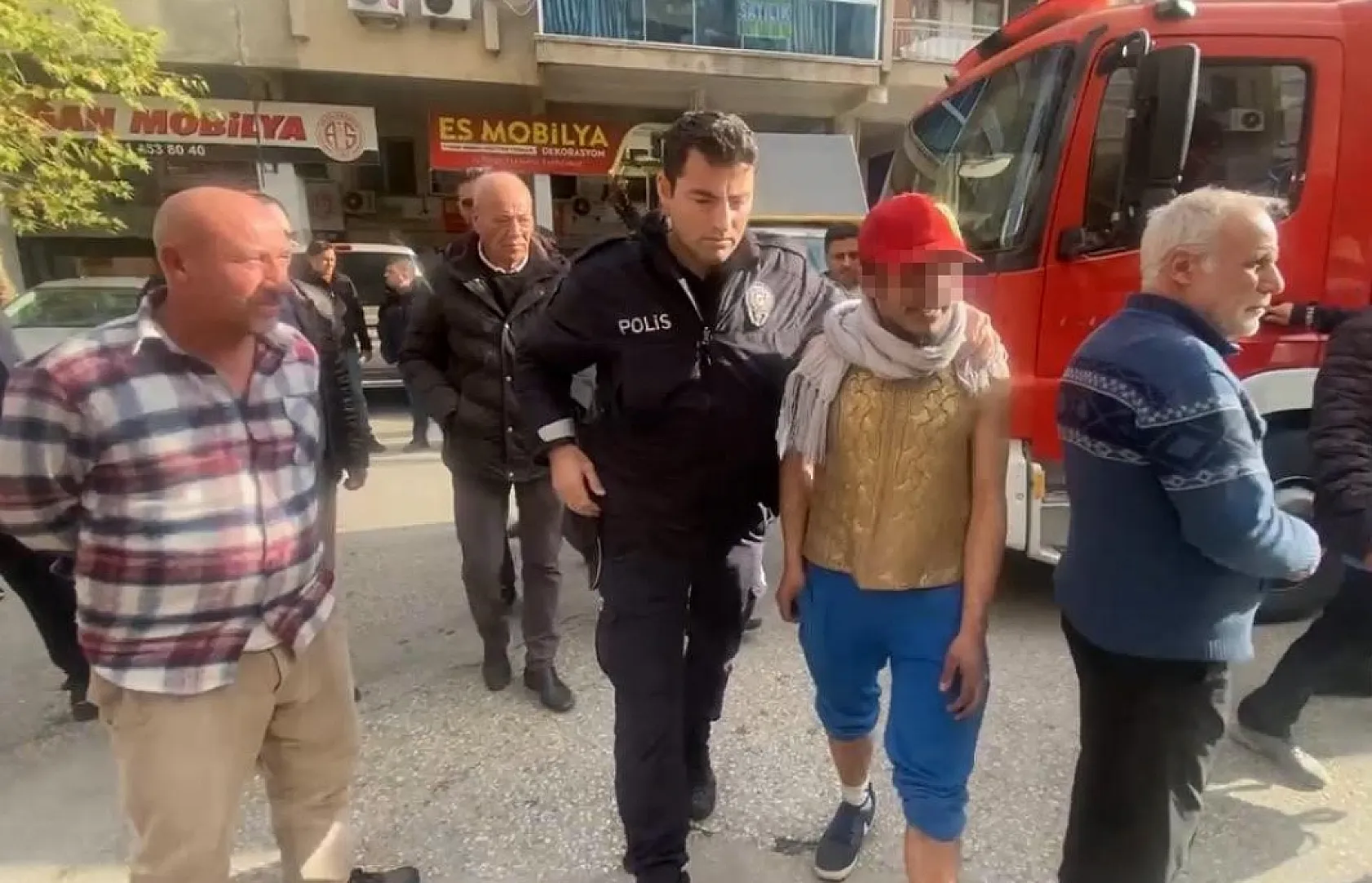 Mahallede yakmadığı yer kalmadı, bu seferki hedefi bayan kuaförü oldu