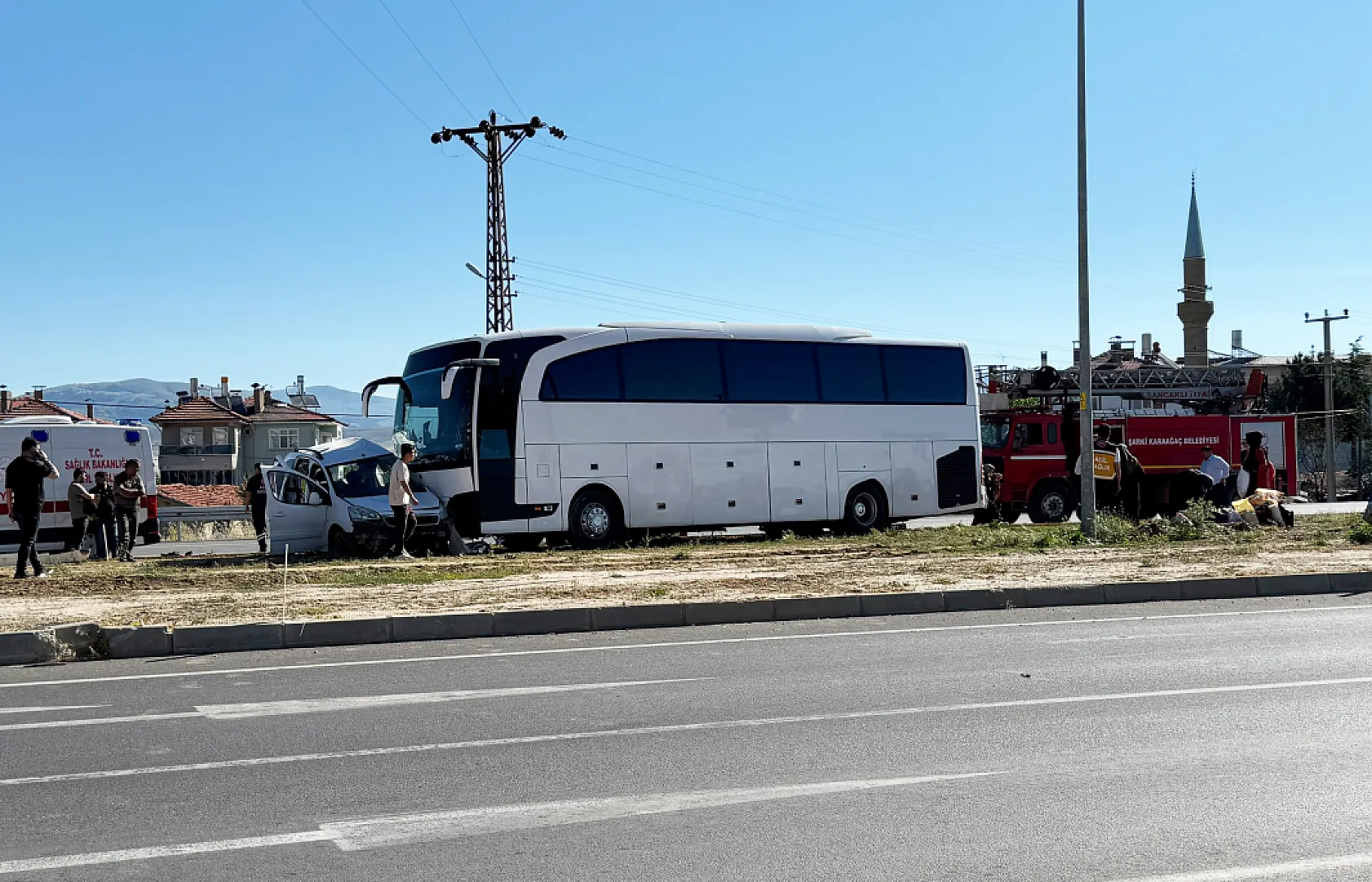 Tur otobüsü ile hafif ticari araç çarpıştı: Genç sürücü hayatını kaybetti