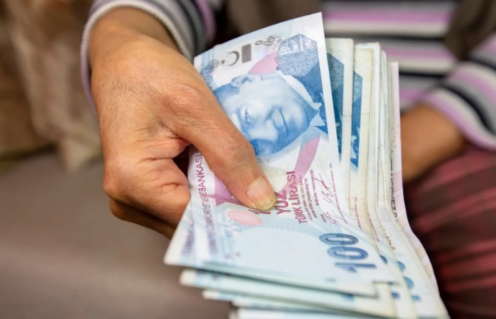 İhtiyaç kredisi çekmek hayal mi oldu? Yeni faiz oranları dudak uçuklattı, işte yeni faiz oranları