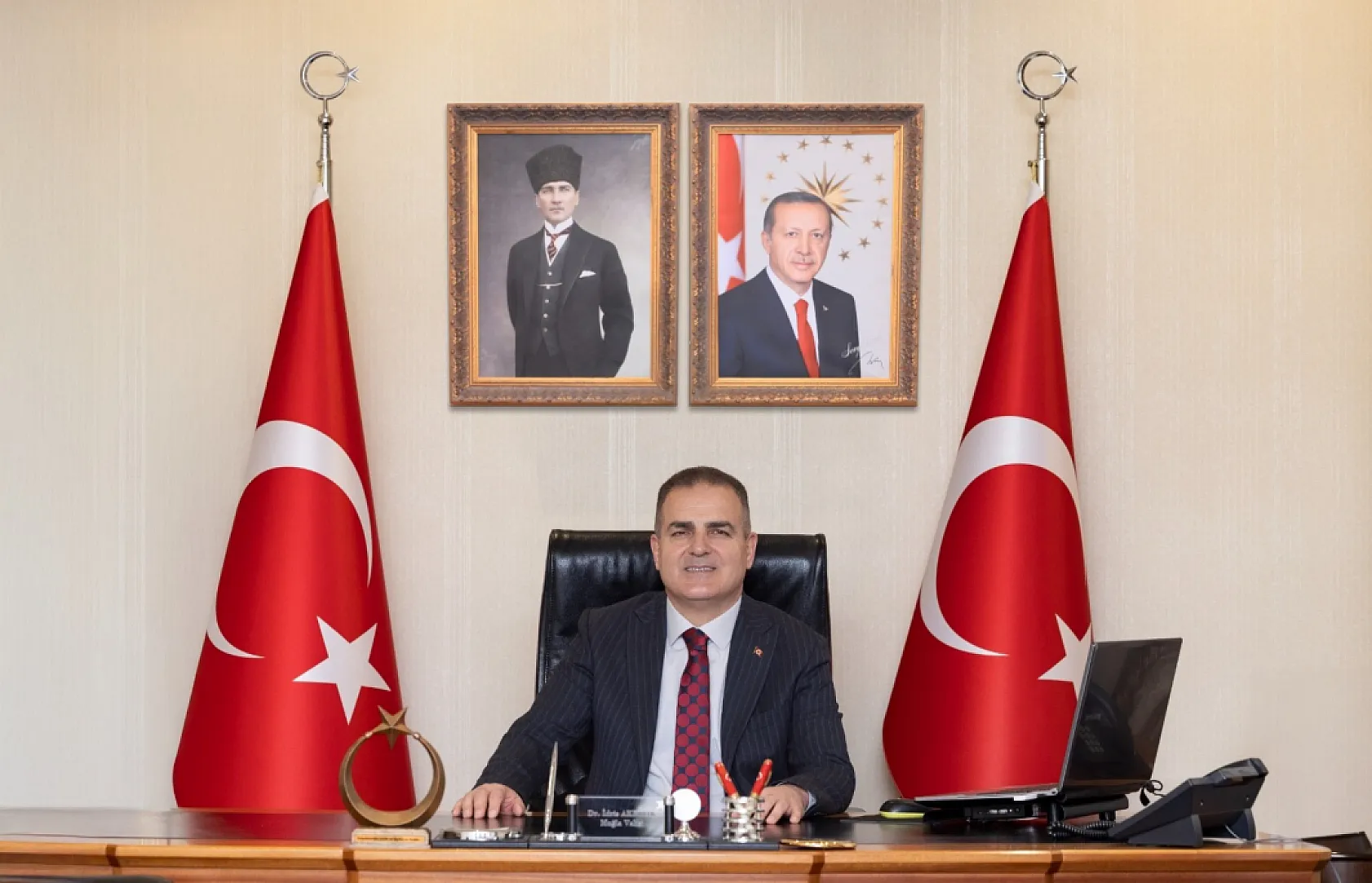 Vali Akbıyık: 'Yangın söndürme uçağı boş araziye acil iniş yaptı, pilotumuzun hayati tehlikesi yok'