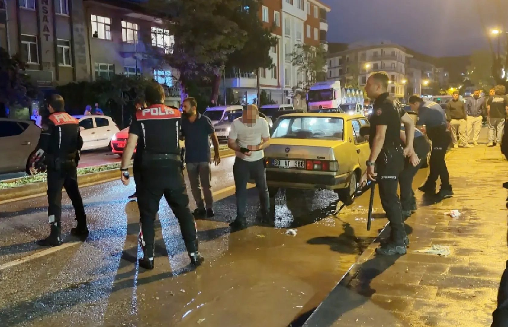 Öfkeli baba, kızını rahatsız eden gencin kulağını kesti: 1'i polis 2 yaralı