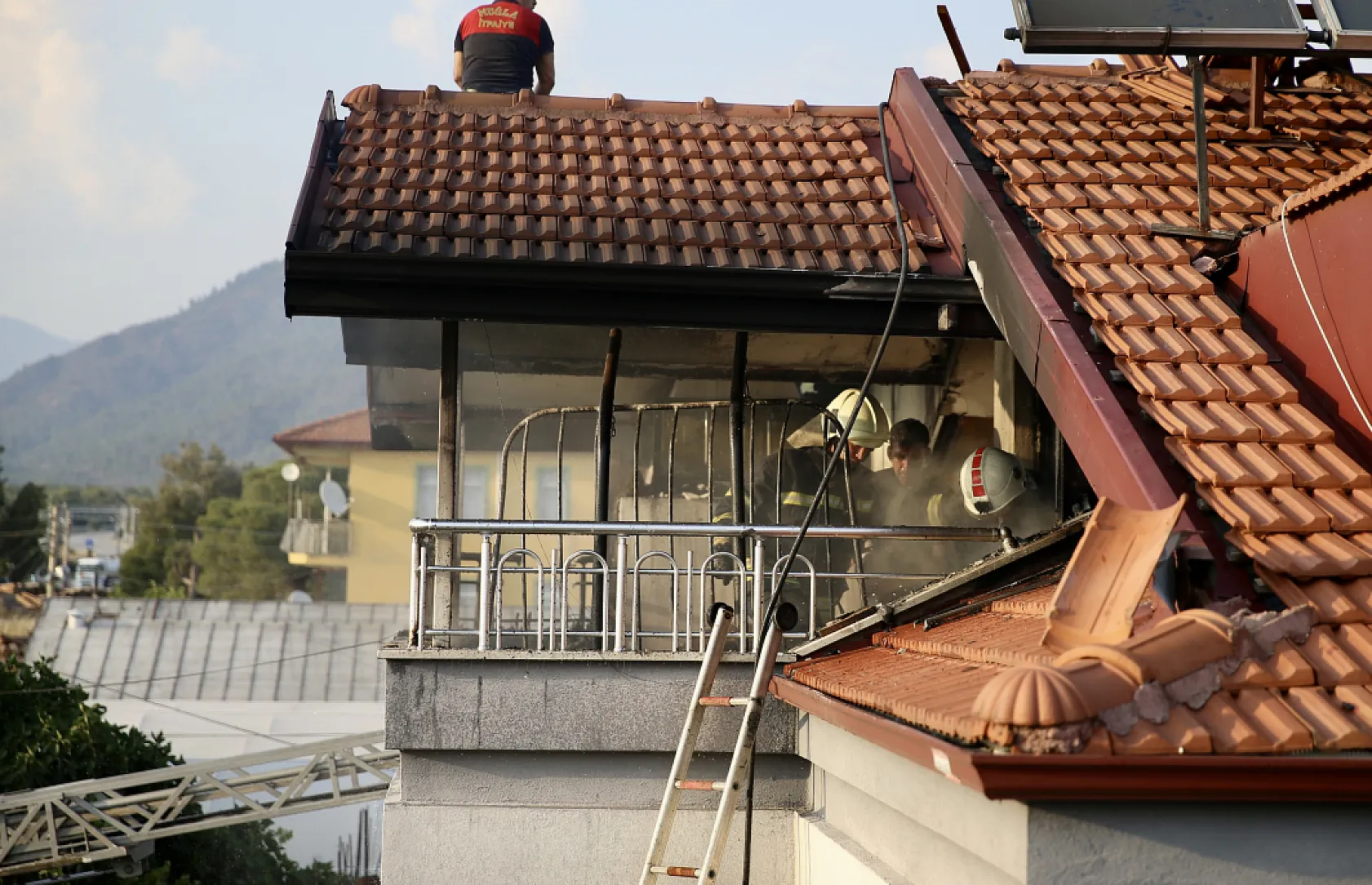 Fethiye'de çatı katında çıkan yangın hasara yol açtı