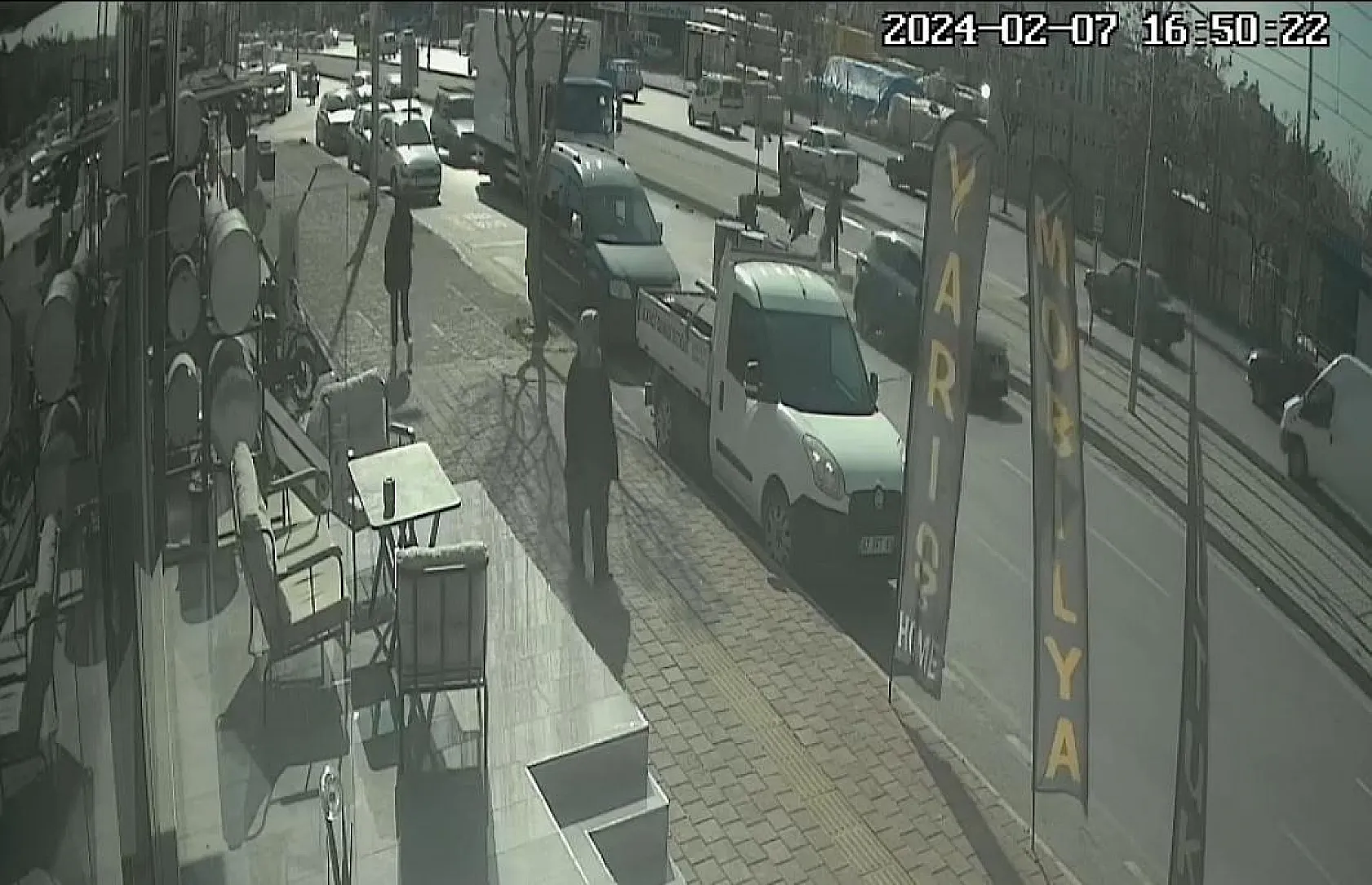 Yaya geçidi eceli oldu, kamyonetin yol verdiği yayalara otomobil çarptı: 1 ölü, 1 yaralı