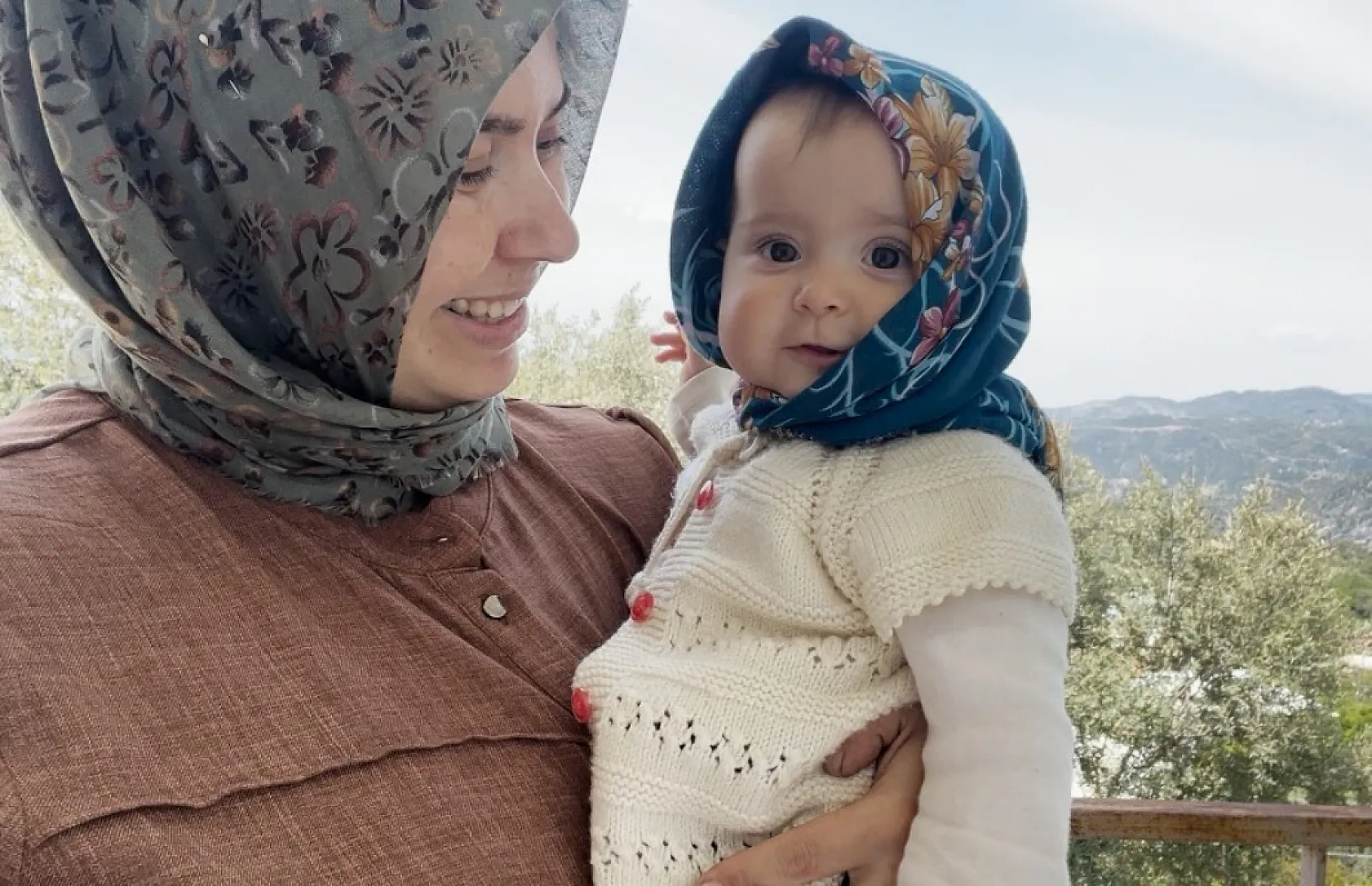 Sosyal medyayı sallayan ikili: Anne ve 7,5 aylık kızı izleyenlerin yüzünde tebessüm bırakıyor
