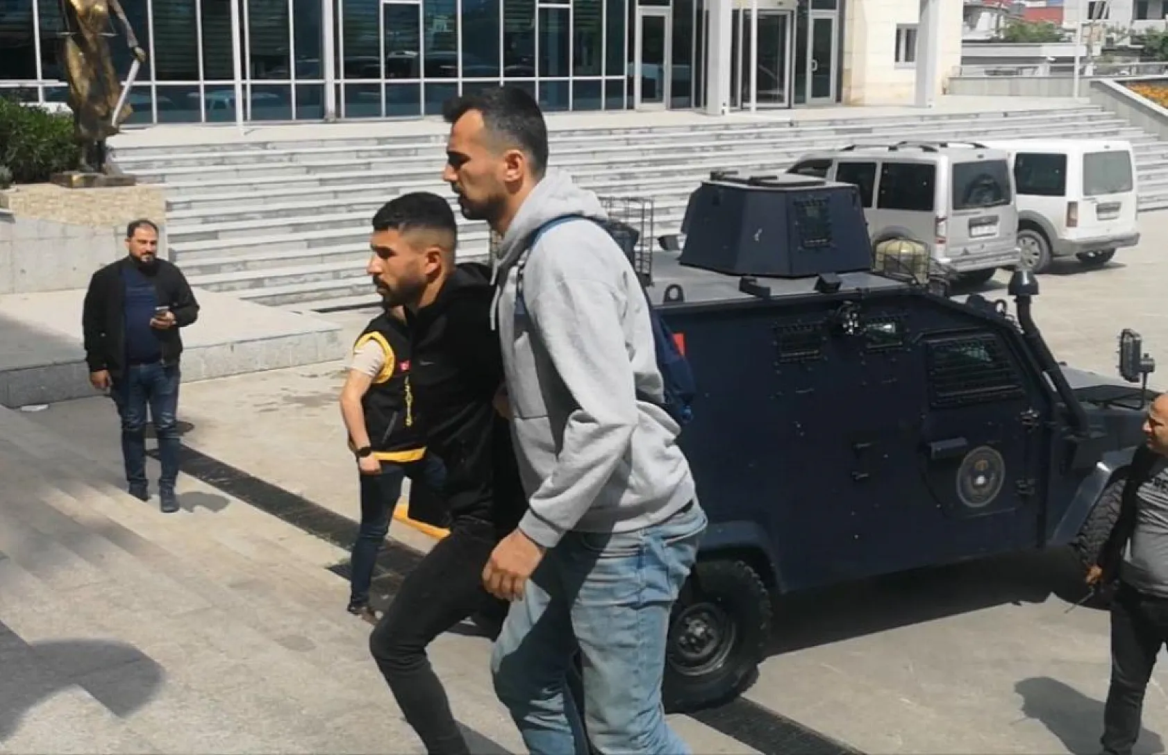 2,5 aylık hamile kadını silahla vurarak öldüren 2 ağabey  tutuklandı