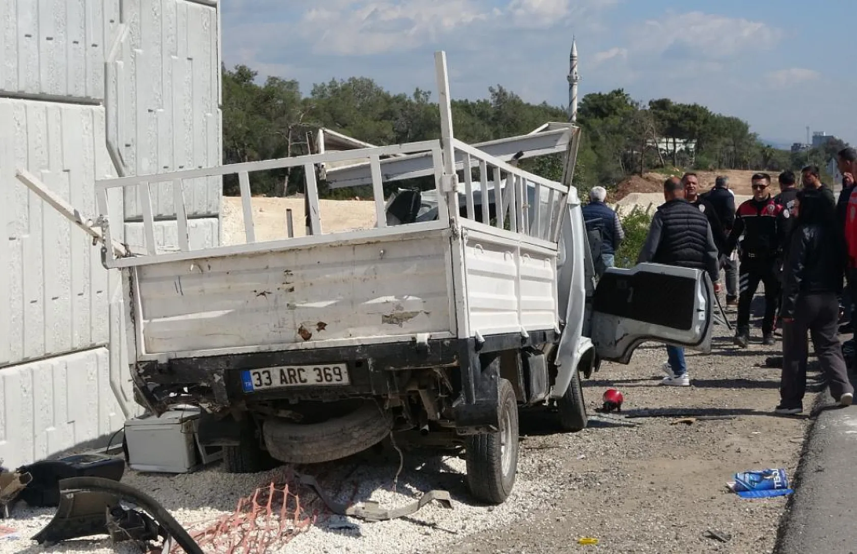 Otomobilin çarptığı kamyonet otoyol bağlantı köprüsüne vurdu: 1 ölü, 3 yaralı