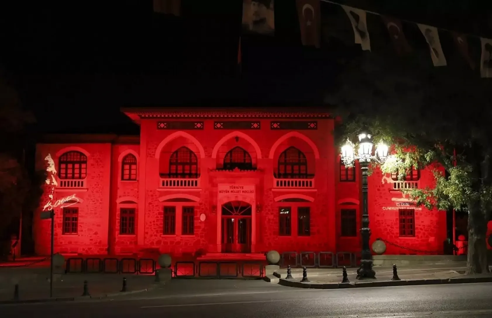 Türkiye'nin sembol yapıları Kızılay kırmızısı ile ışıklandırıldı