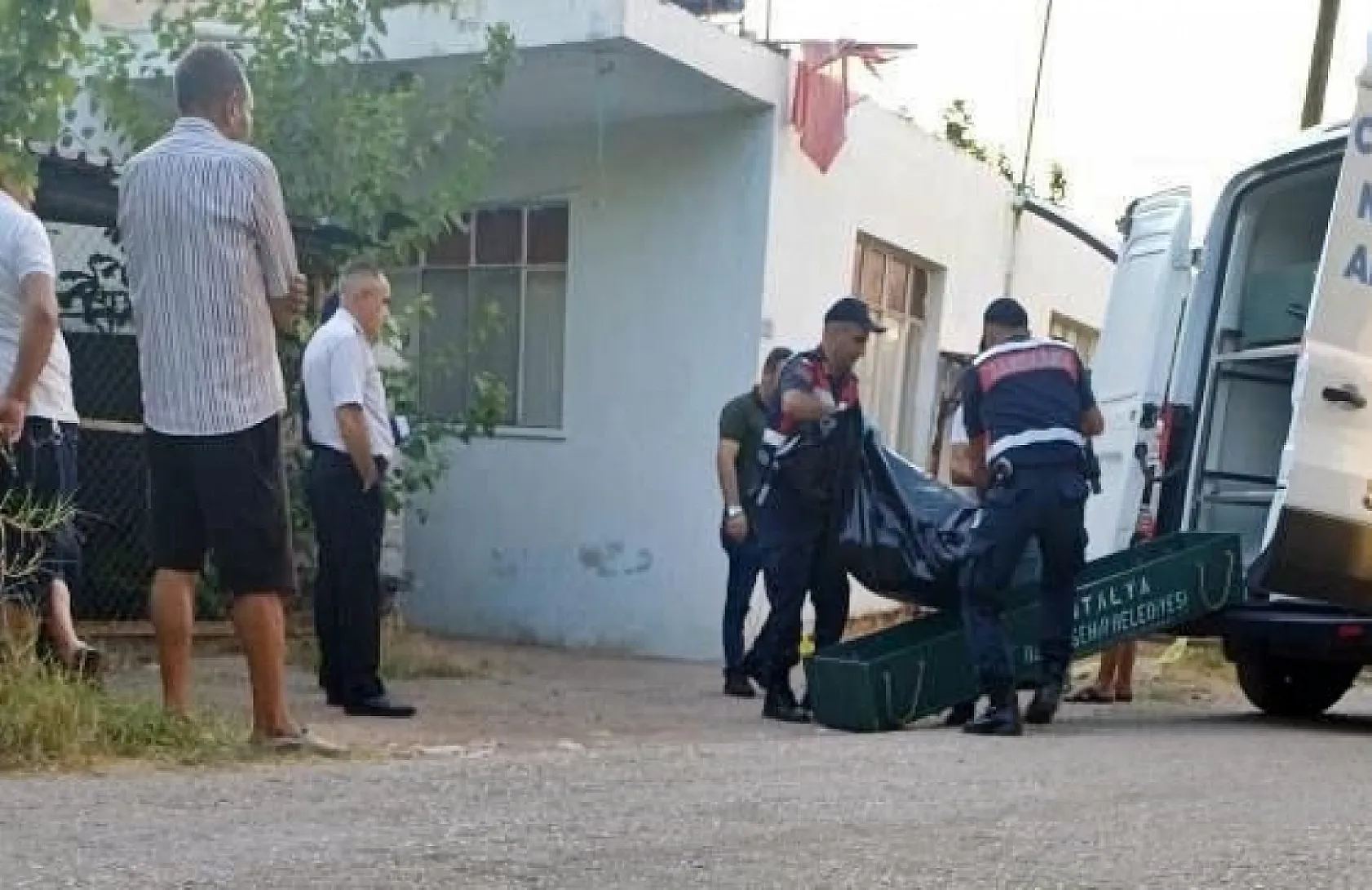 8 yaşındaki oğluyla birlikte vahşice cinayete kurban giden kadının büyük oğlu: 'Kardeşimin su içmesini bile istemiyordu'