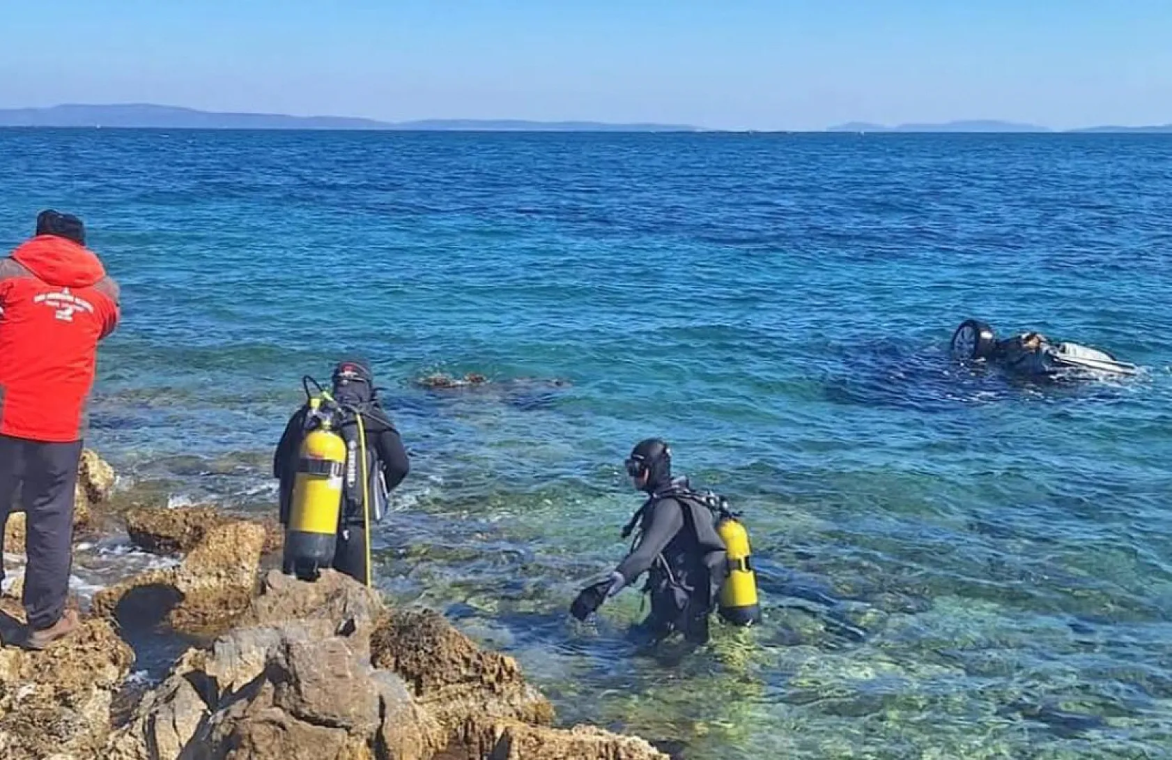 Genç sürücüden acı haber! İzmir'de otomobil denize uçtu