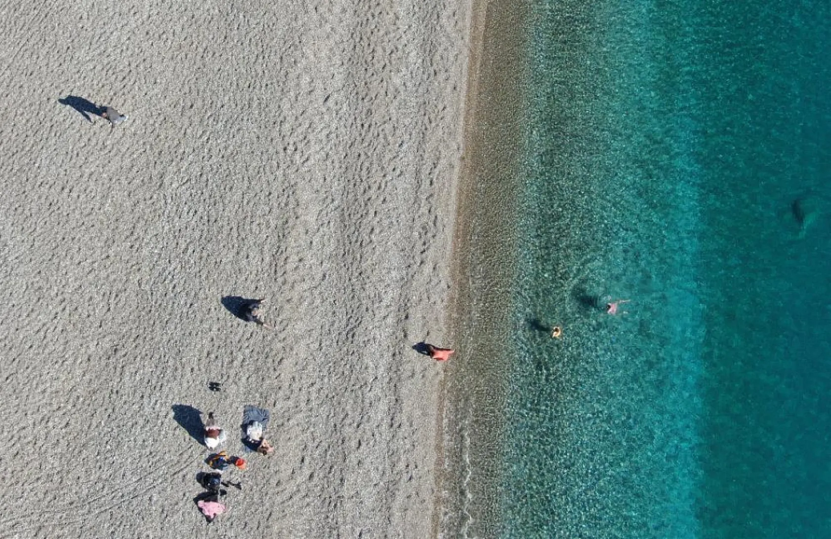 Türkiye karla mücadele ederken Antalya'da deniz sefası