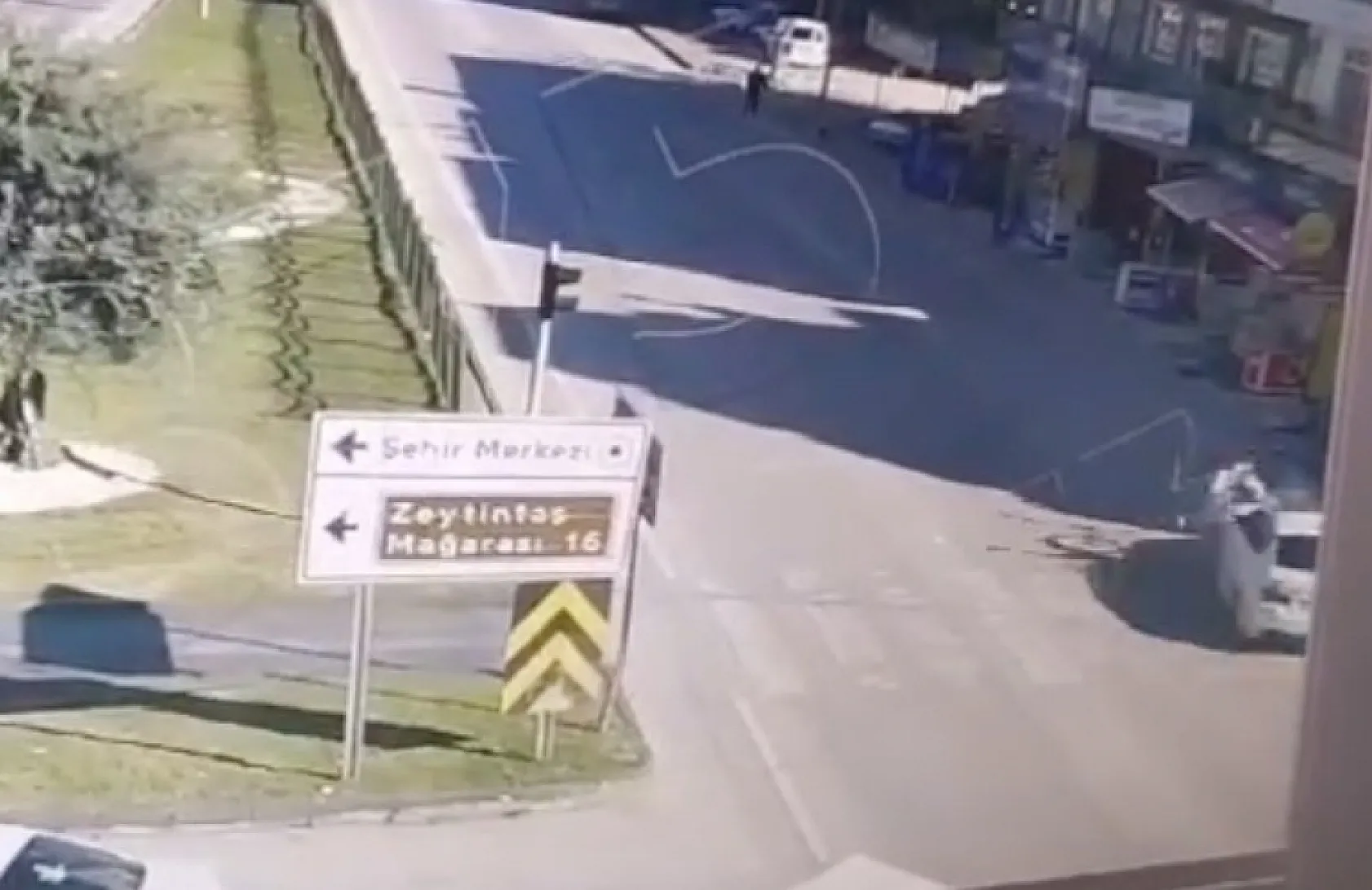 Yolun karşısına geçmeye çalışırken otomobil çarpıp metrelerce sürükledi