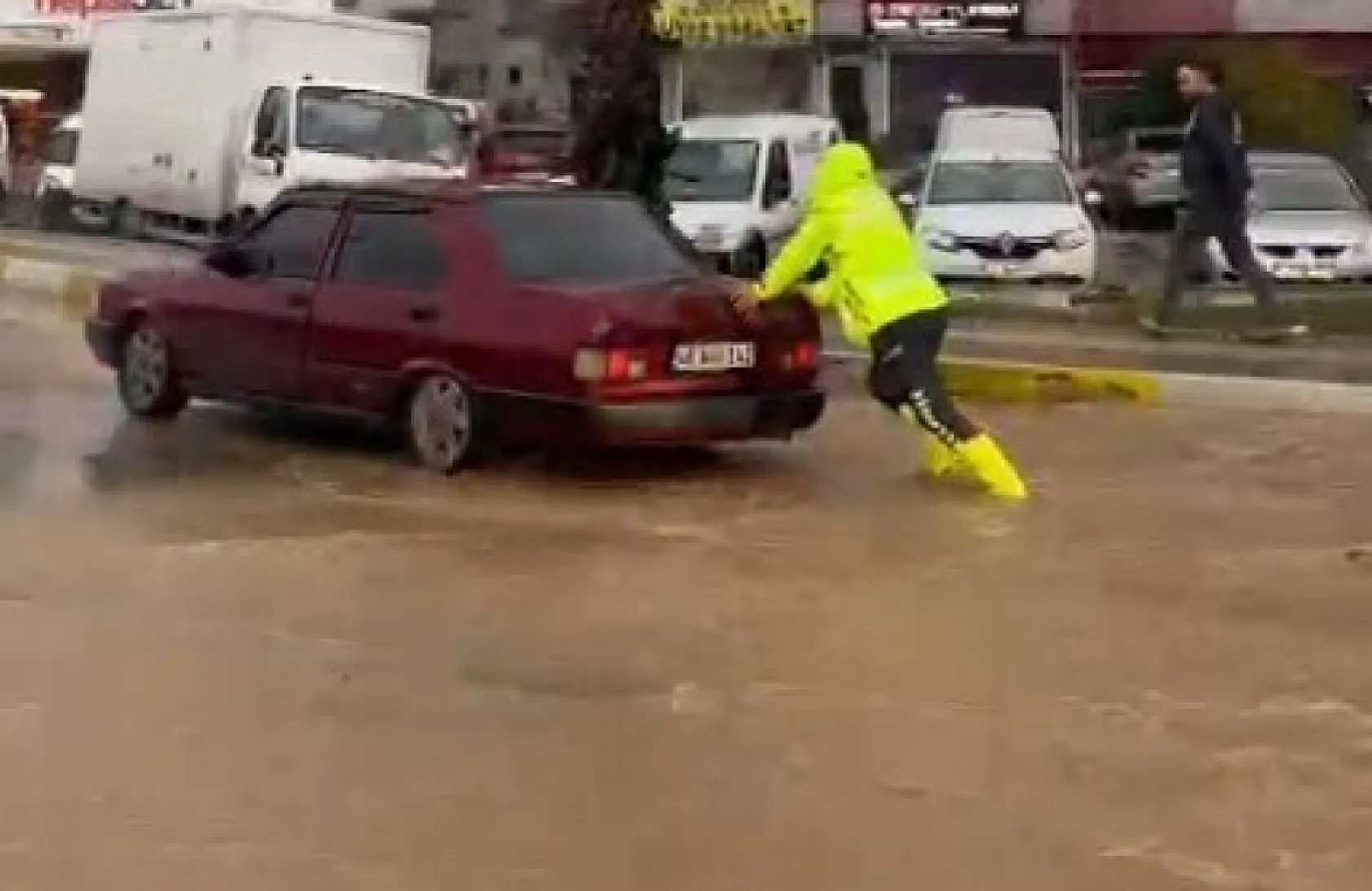 Milas'ta trafik ekipleri sağanak yağışta vatandaşların yardımına koştu