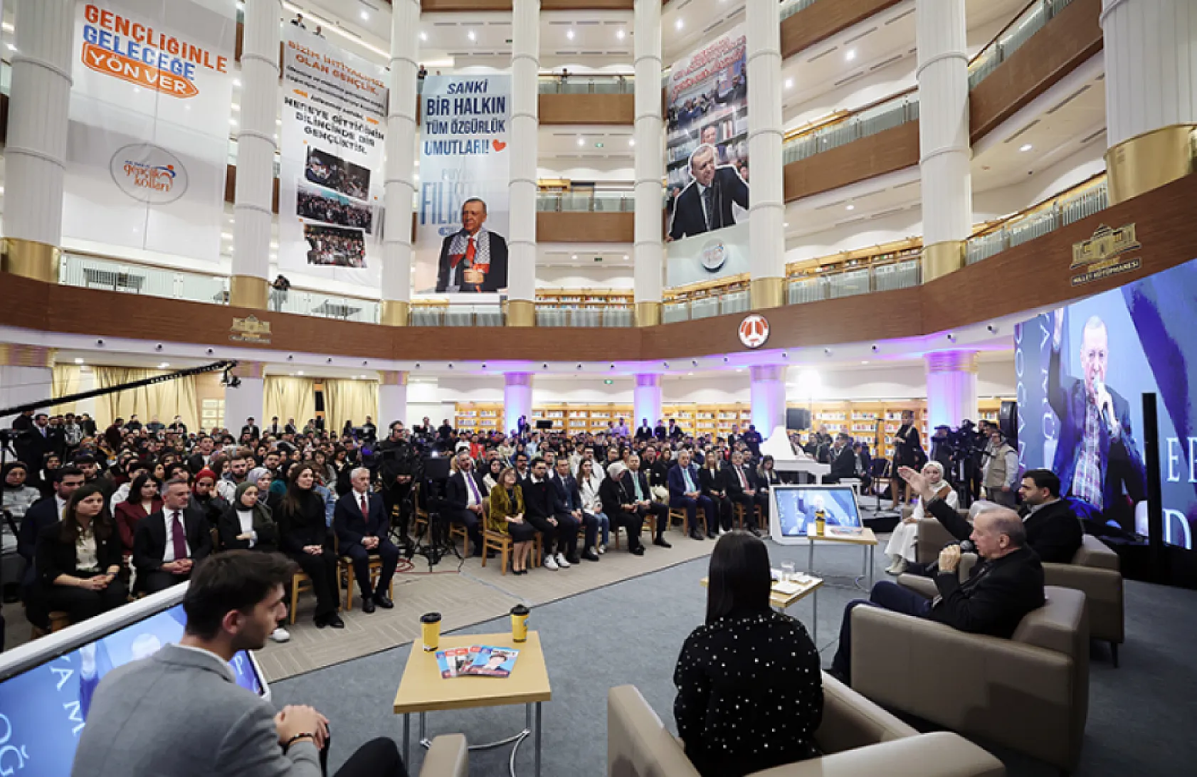 Cumhurbaşkanı Erdoğan, üniversite öğrencilerine verilen bursun 2025'te 3 bin liraya çıkarılacağını açıkladı