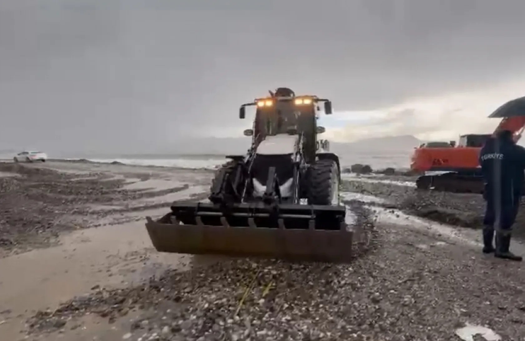 Fethiye'de fırtına sonrası belediye ekipleri sahada