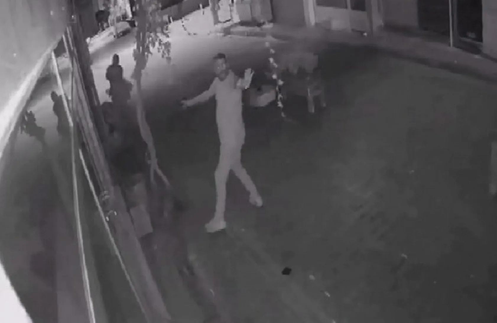 Kadını alıkoyan saldırgan polise de ateş açtı