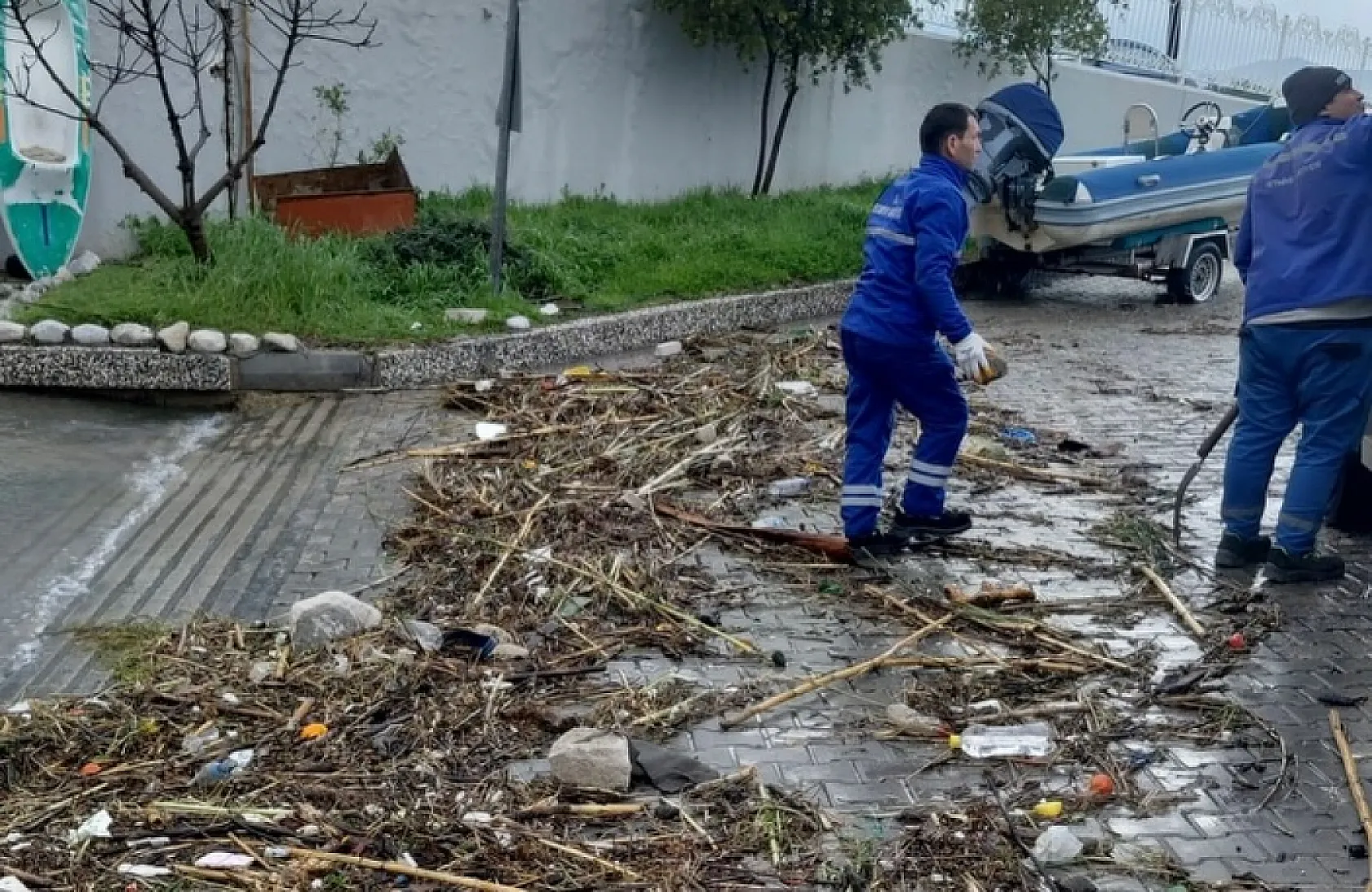 Fethiye'de fırtına sonrası belediye ekipleri sahada