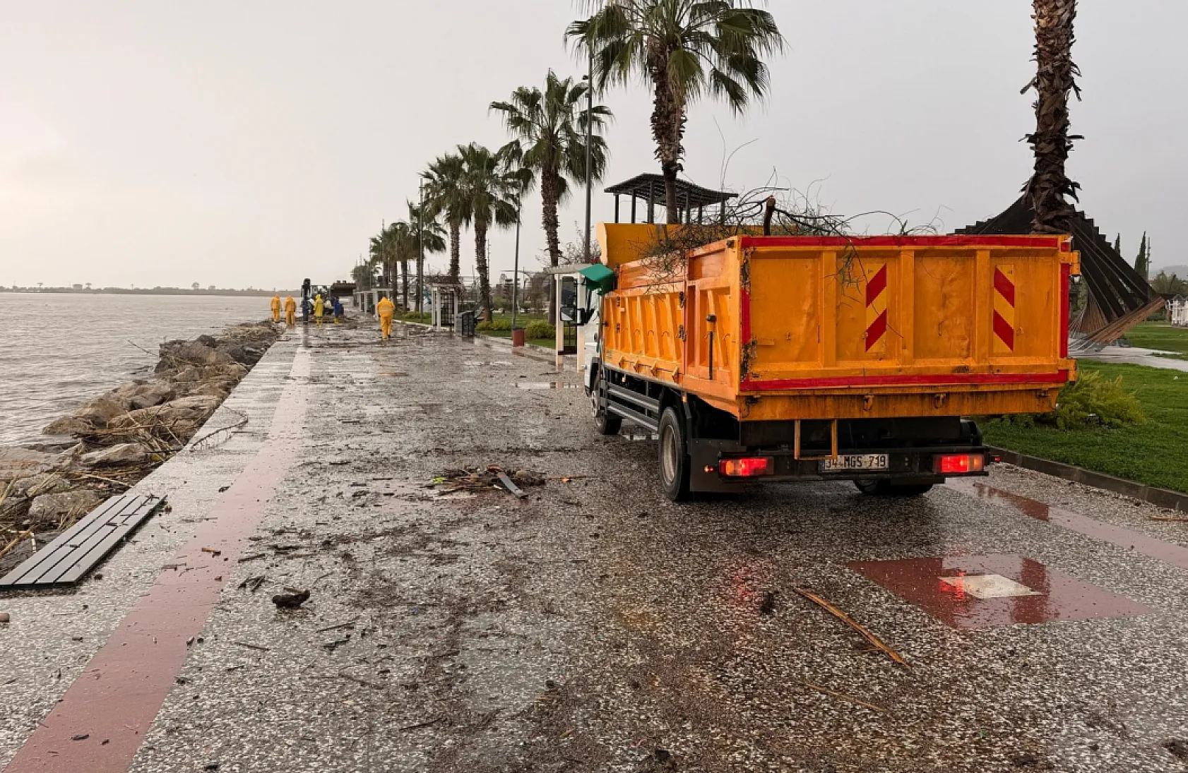 Fethiye'de fırtına sonrası belediye ekipleri sahada