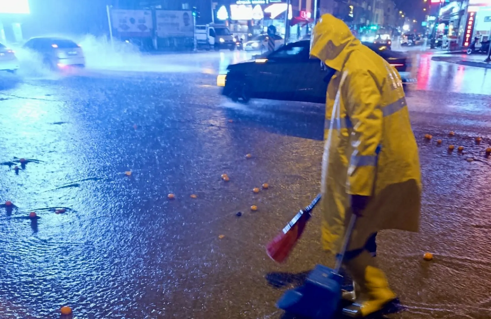 Fethiye'de fırtına sonrası belediye ekipleri sahada