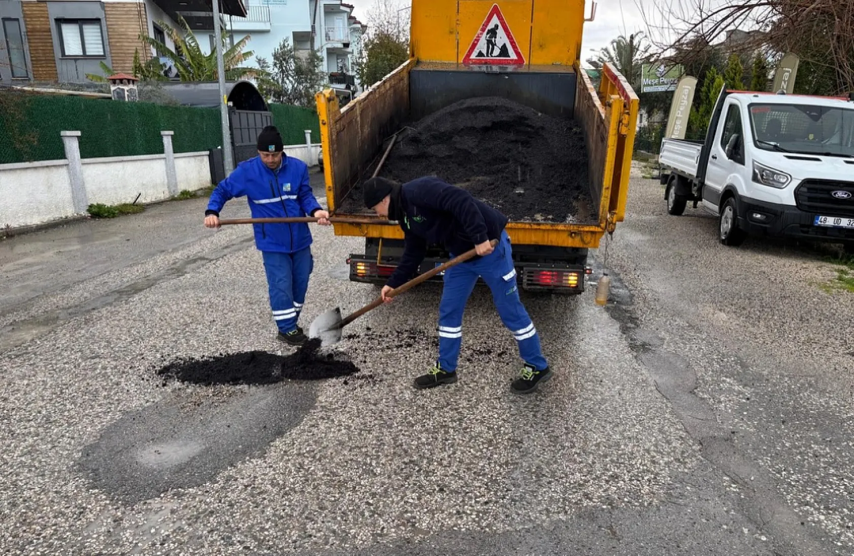 Fethiye'de fırtına sonrası belediye ekipleri sahada
