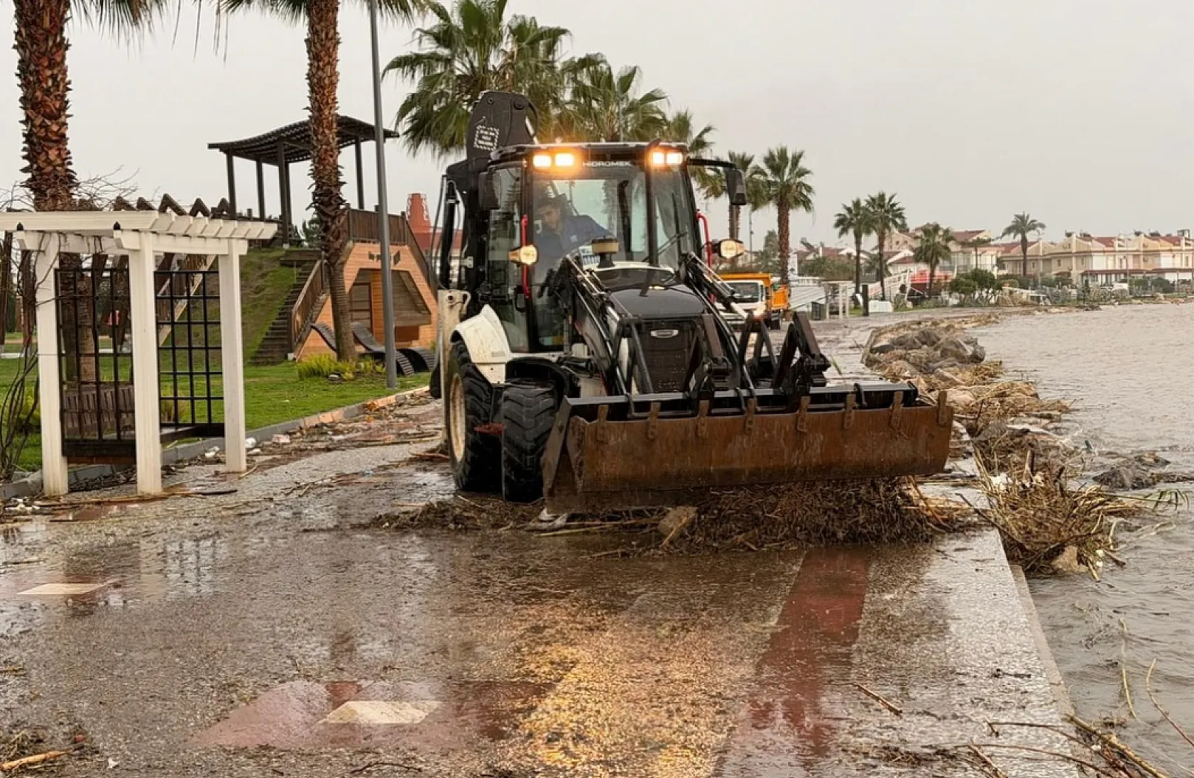Fethiye'de fırtına sonrası belediye ekipleri sahada