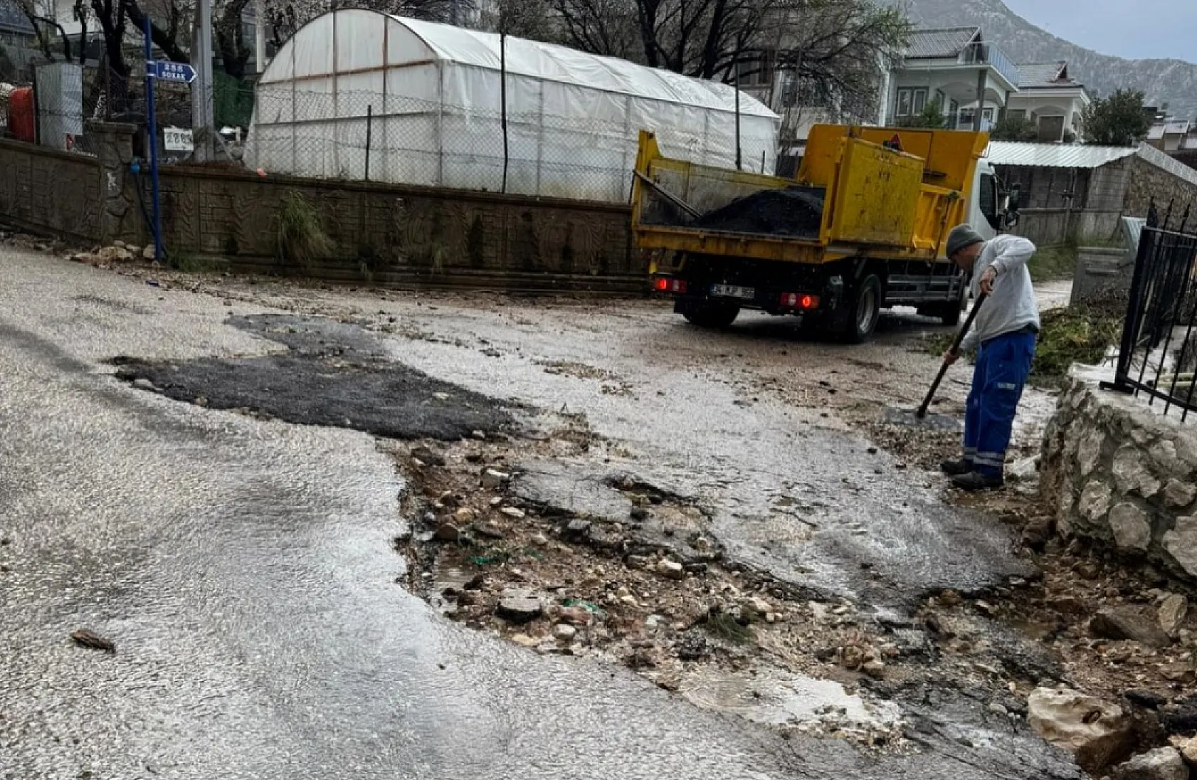 Fethiye'de fırtına sonrası belediye ekipleri sahada