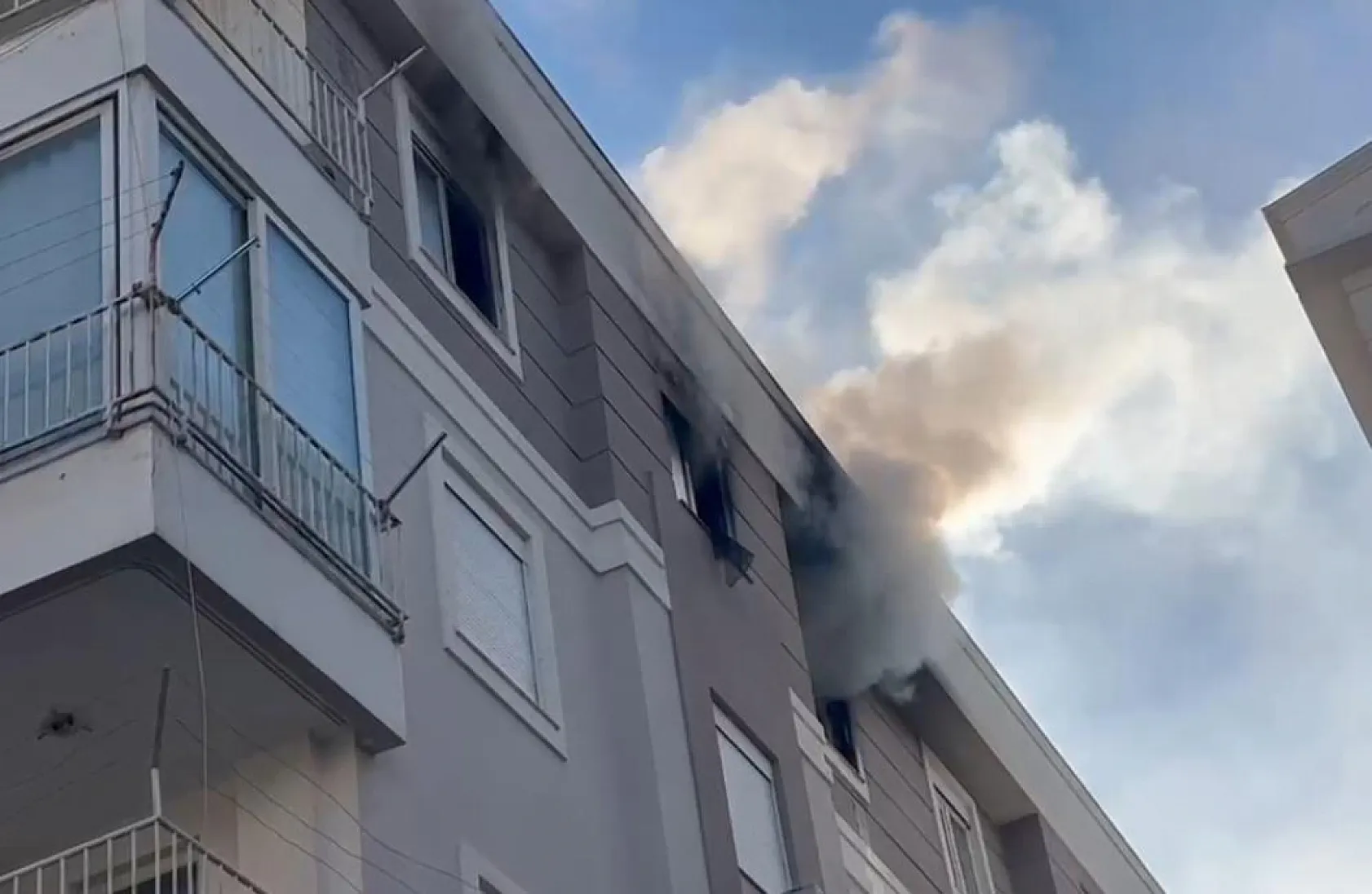 3 aylık Meva bebeğin yanarak can verdiği evde yine yangın çıktı