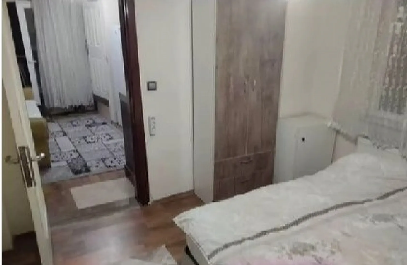 Evini aparta çevirip, prizlere gizli kamera yerleştirdi