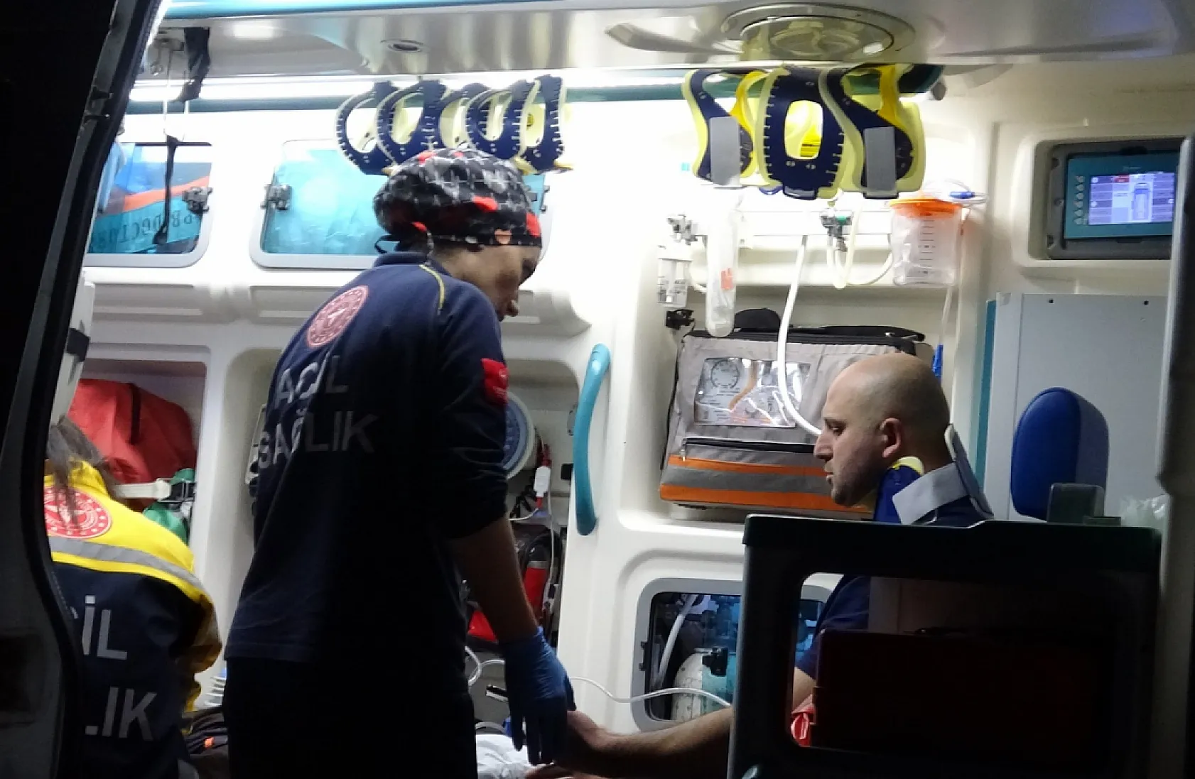 Çarpışan otomobiller kanala uçtu, 6 kişi yaralandı