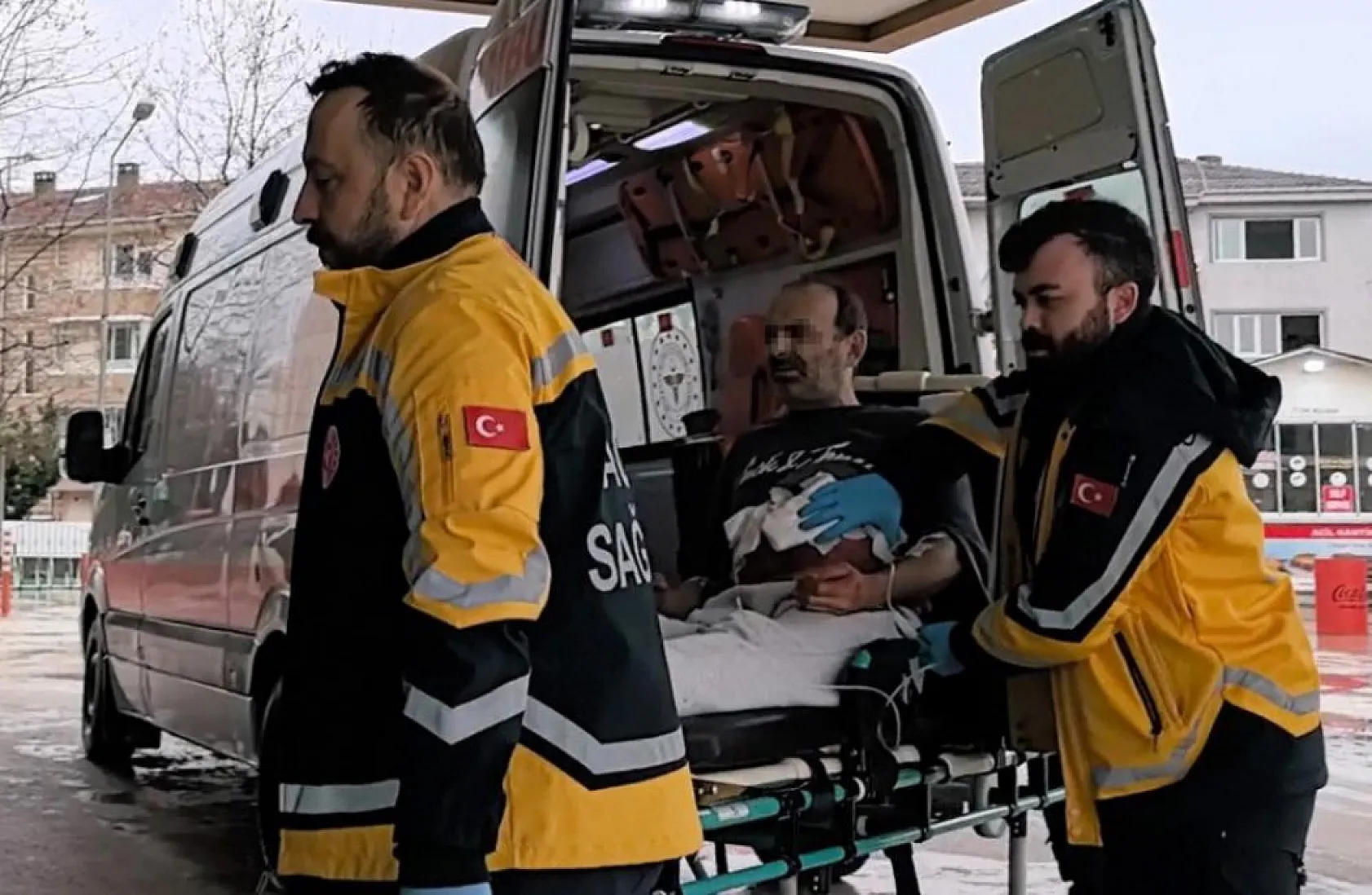 Babasını 6 yerinden bıçakladıktan sonra 112'den yardım istedi