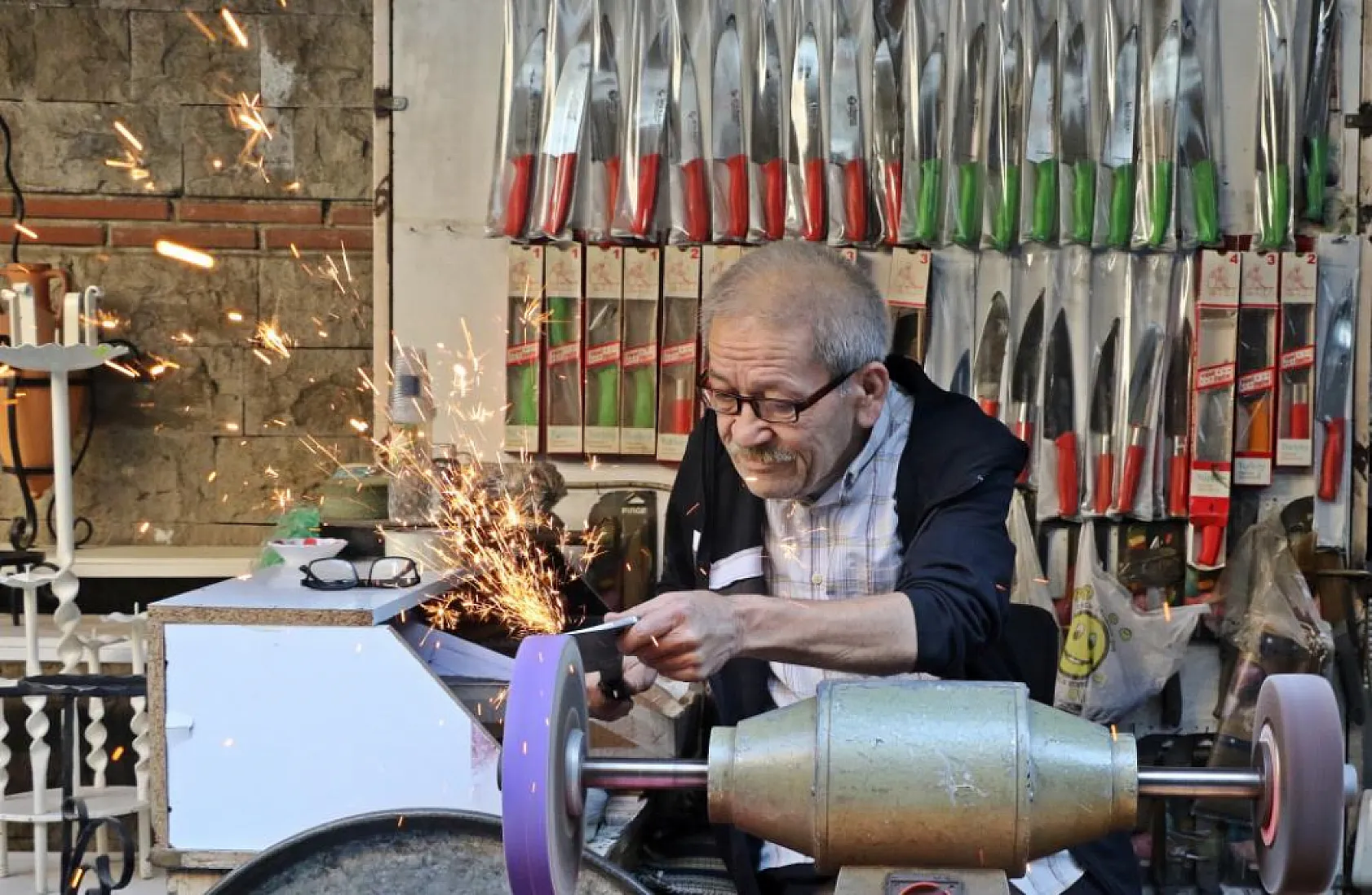 Bıçak bileme ustası mesleğini yaşatıyor, 50-60 bin liraya çırak bulamıyor