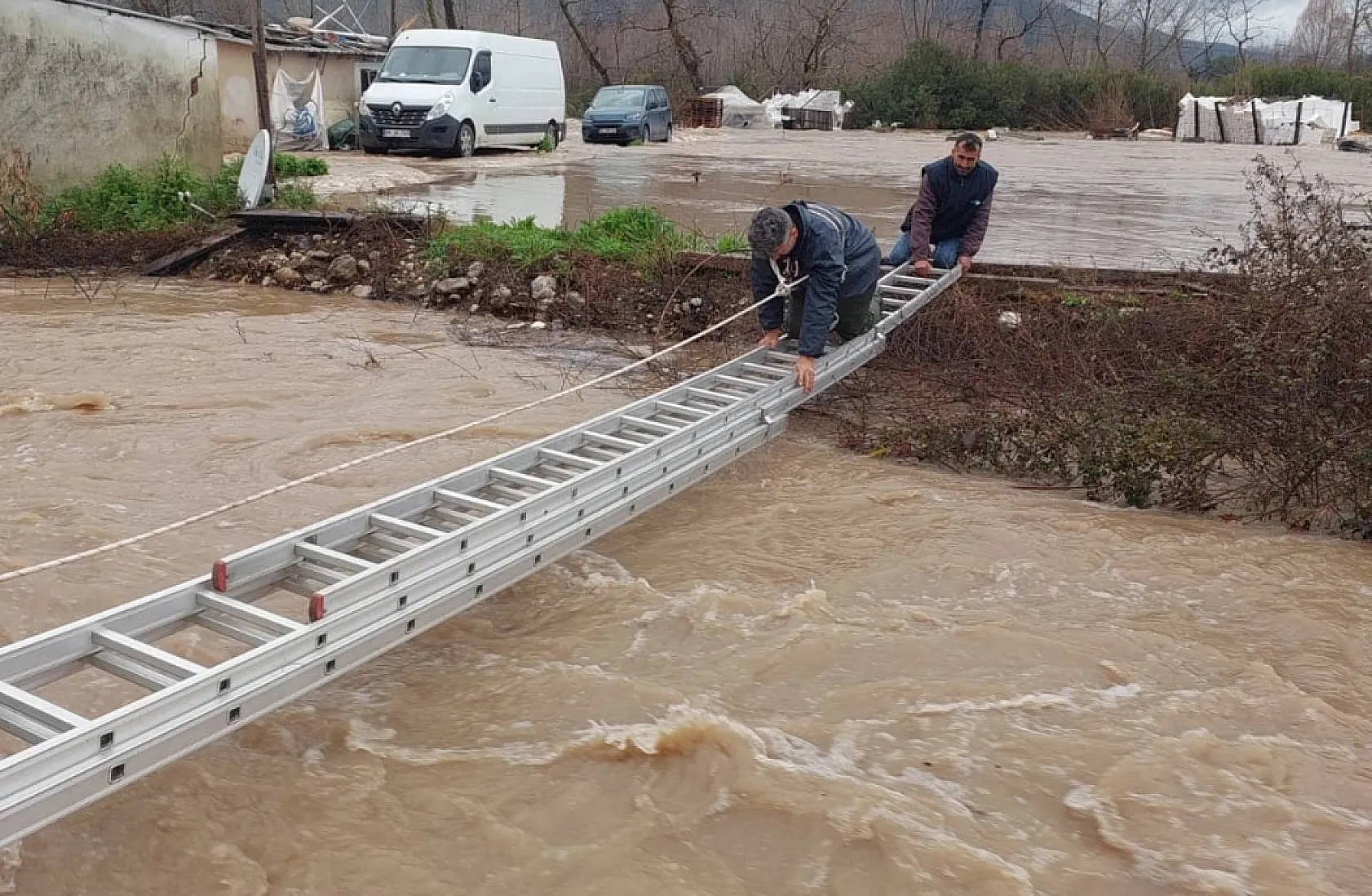 Seydikemer'de Mahsur Kalan Vatandaşlar İtfaiye Ekiplerince Kurtarıldı