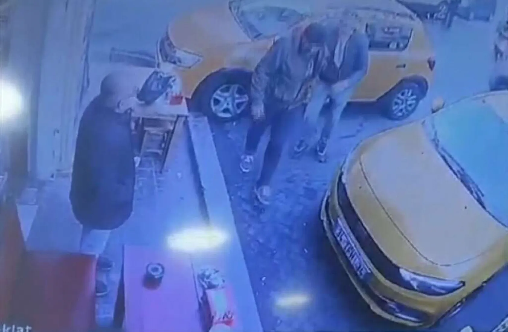 Taksiye alınmayan alkollü şahıs, aracın tekerleklerini bıçakladı