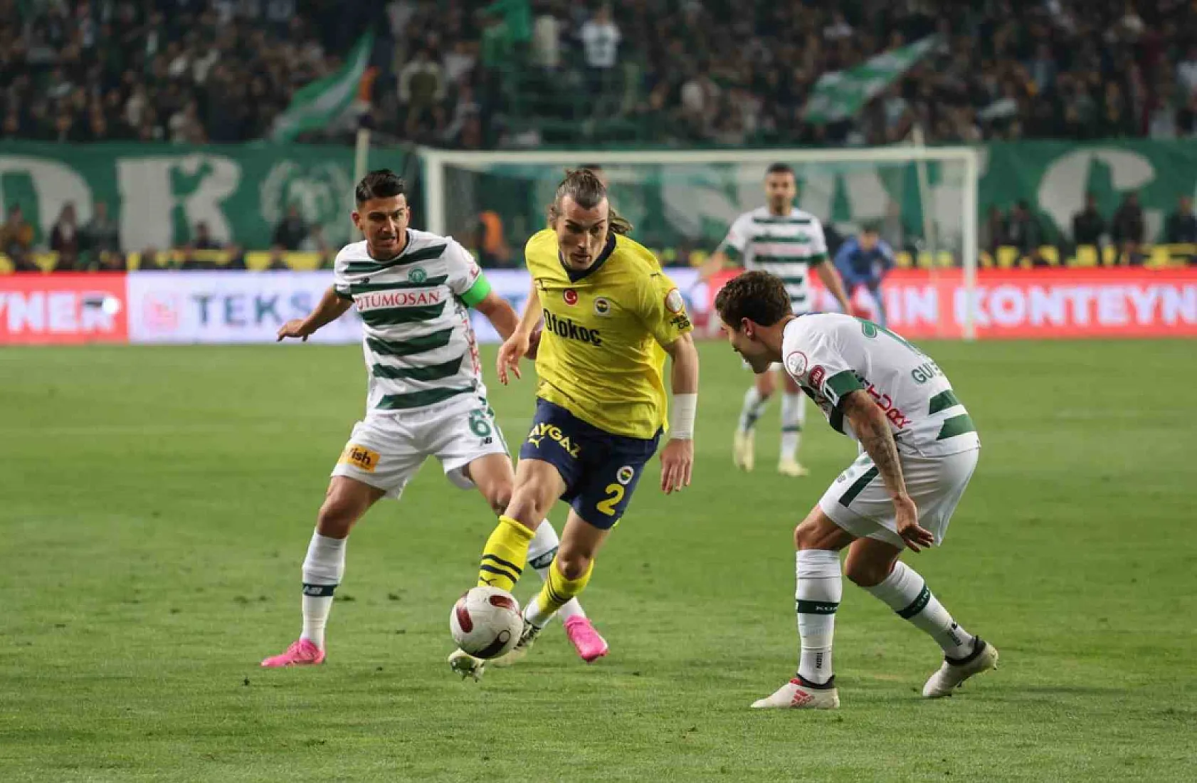 Fenerbahçe, Konyaspor Deplasmanında Galatasaray'la Farkı Azaltmak İstiyor