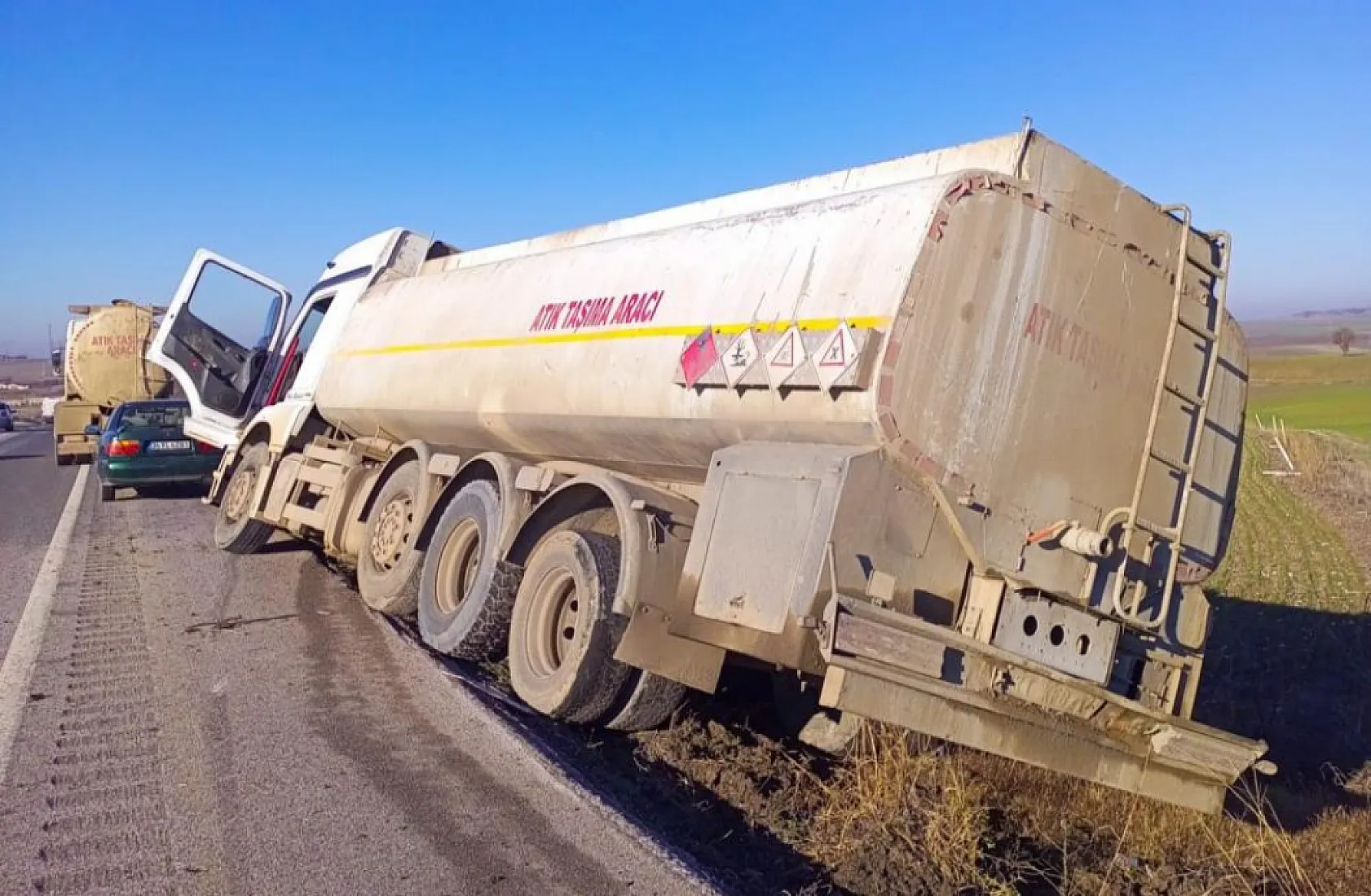 Tırla çarpışıp tarlaya savrulan otomobilin sürücüsü öldü
