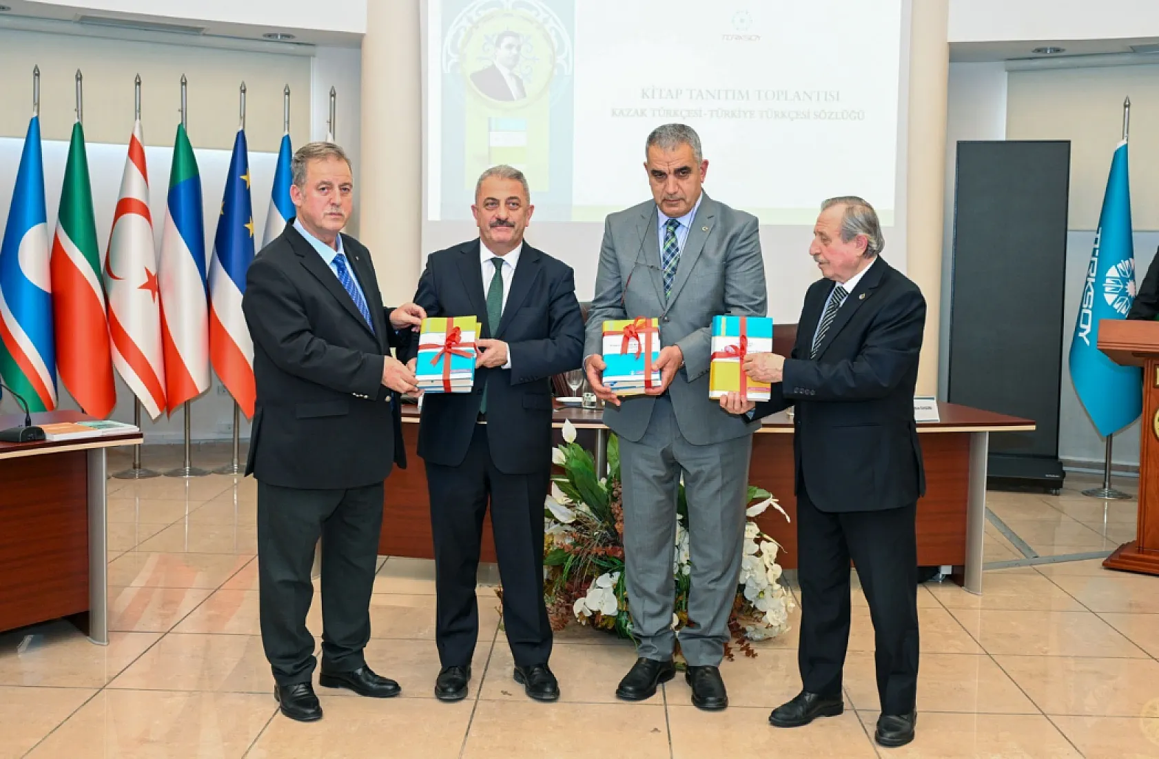 Muğla Sıtkı Koçman Üniversitesi Öğretim Üyesi Doç. Dr. Kenan Koç'a TÜRKSOY'dan Onur Madalyası