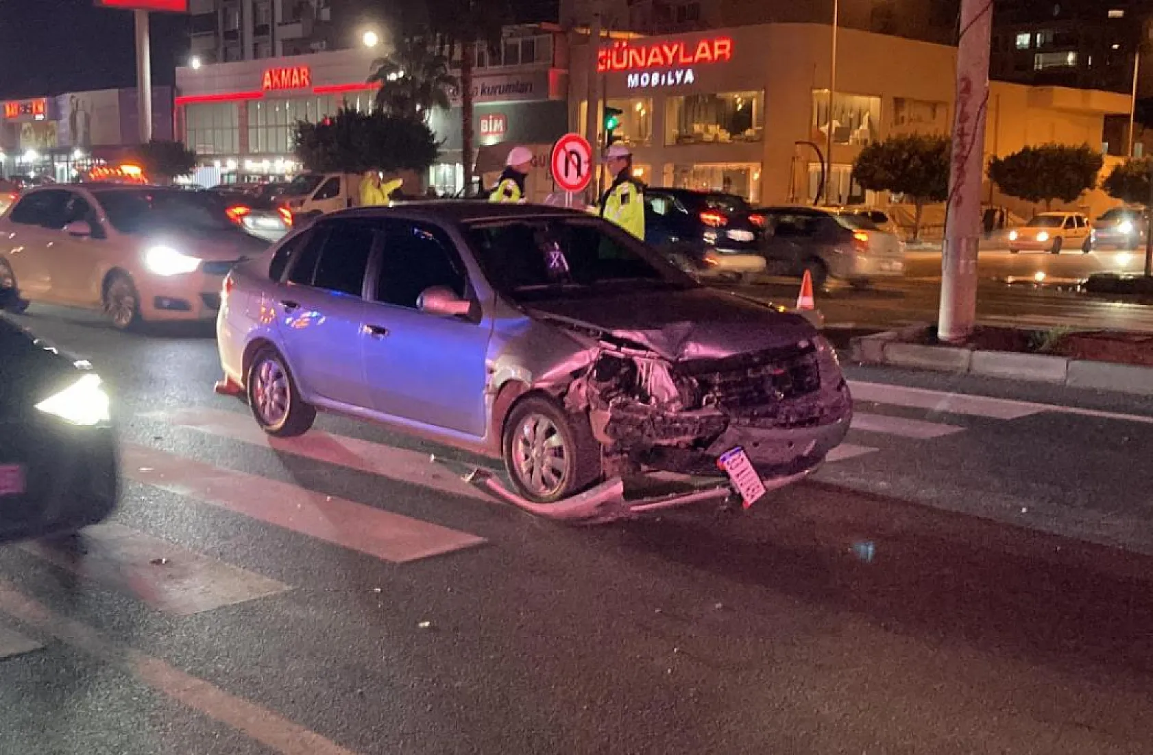 Kaza ucuz atlatıldı: Otomobilin çarptığı polis aracı ters döndü