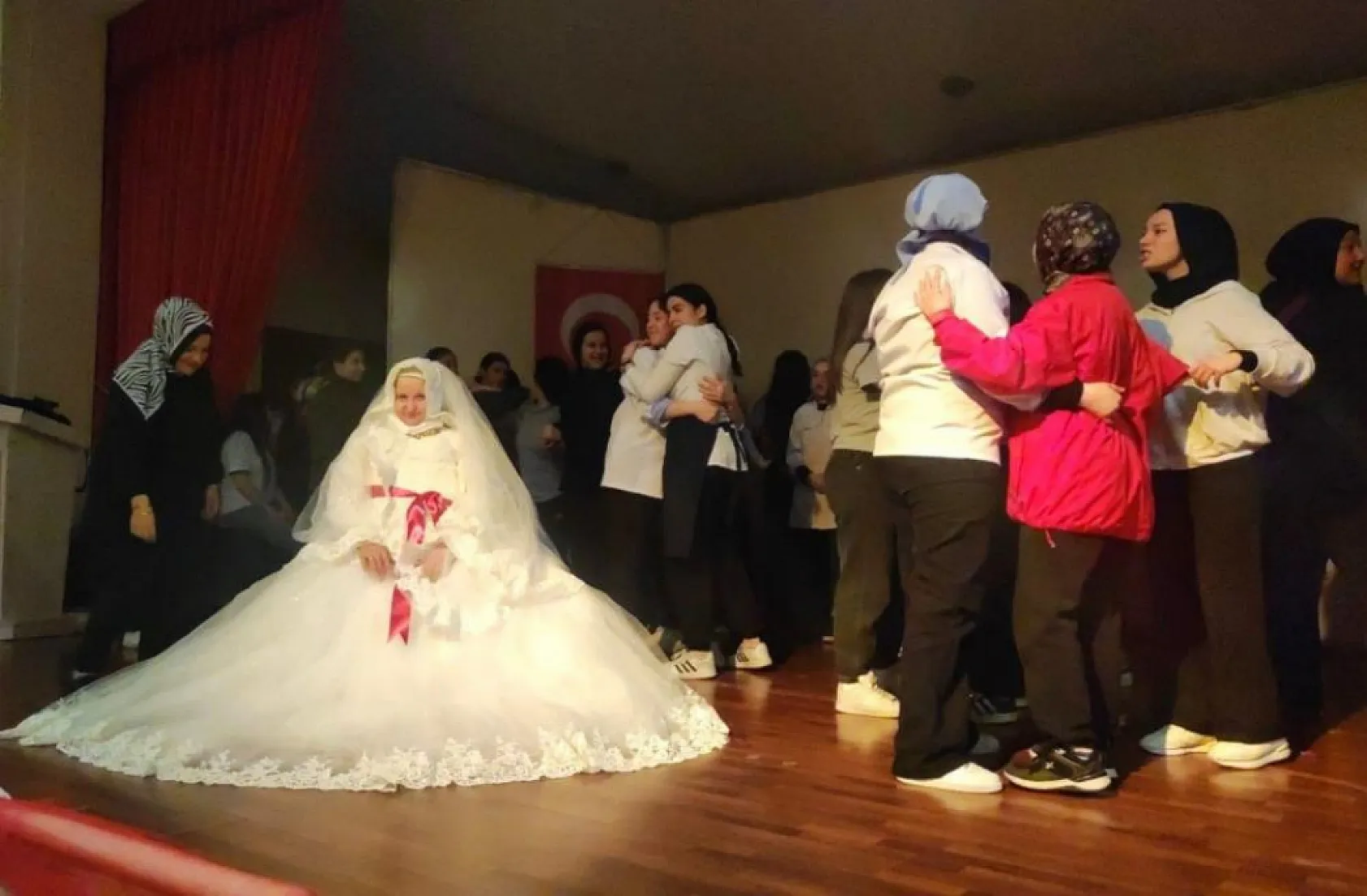 Gençlerden yaşlılara büyük jest! Gelinlik hayali gözyaşlarıyla gerçekleşti