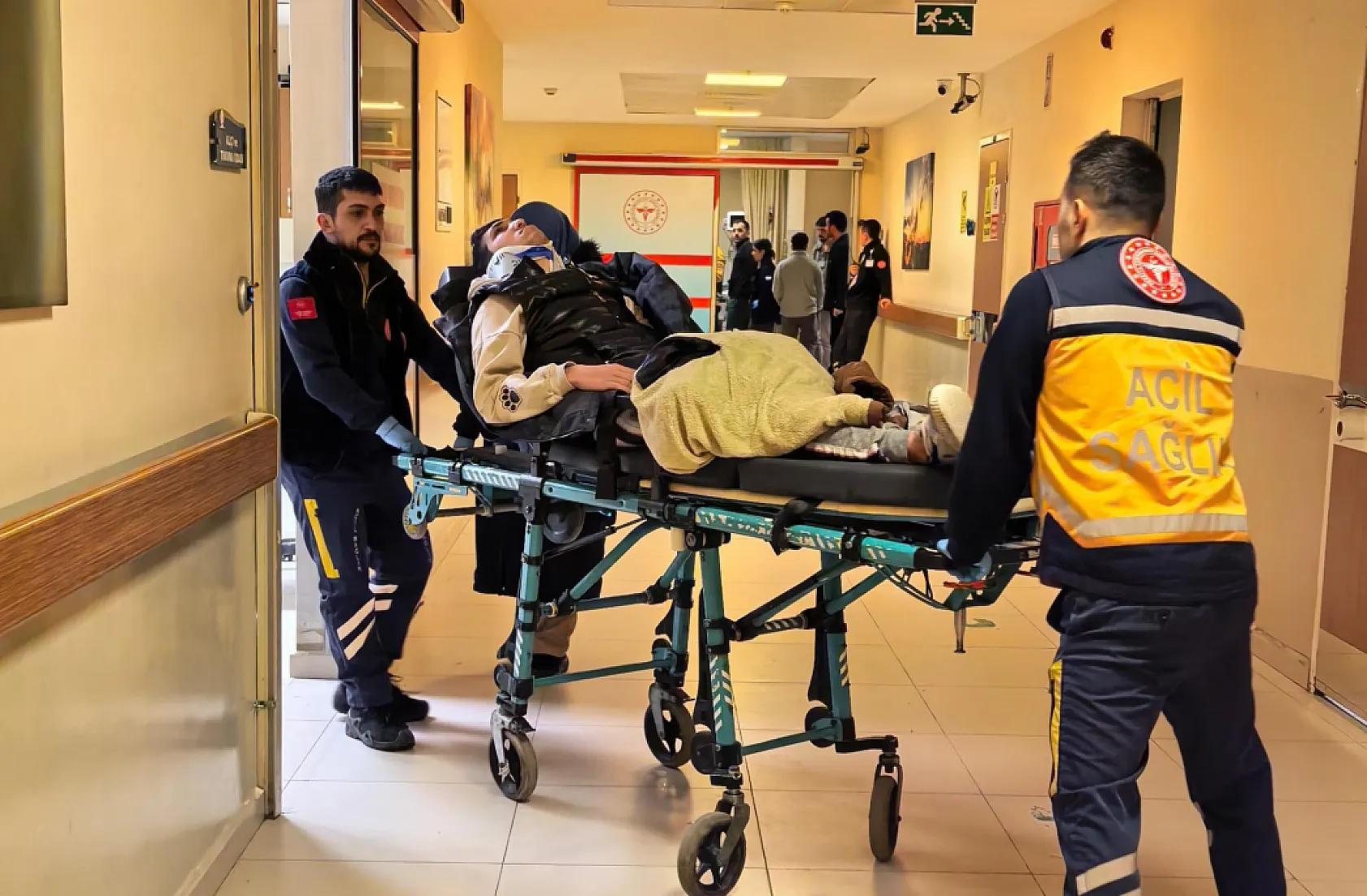 Motosiklet çukura düşerek devrildi: 1'i ağır 2 yaralı