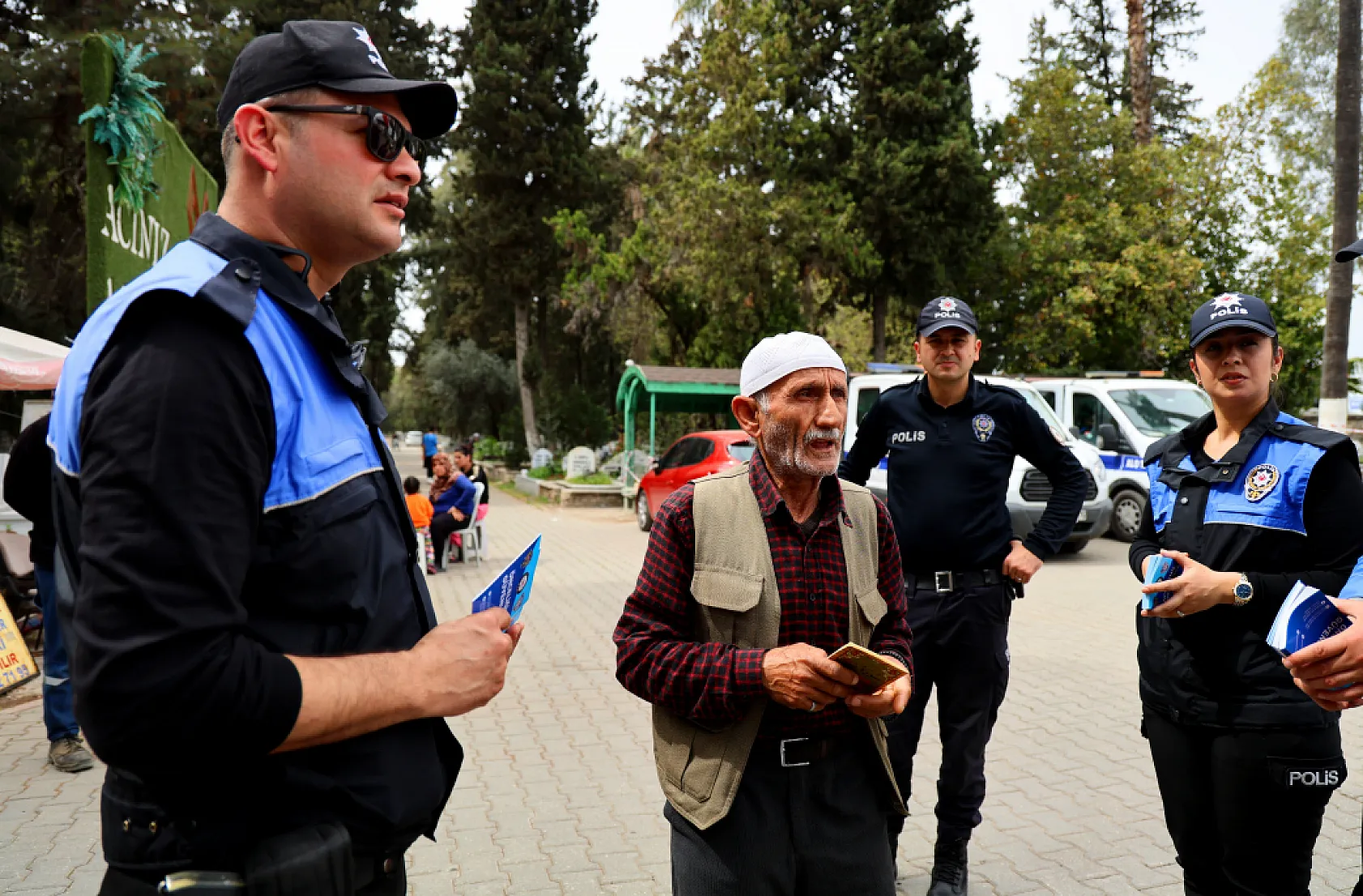 Polisten mezarlıkta 'sahte hoca' avı